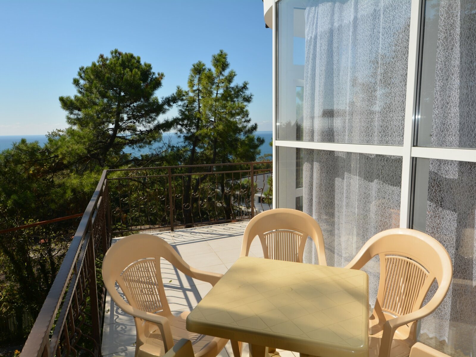 Двухкомнатный люкс с балконом и видом на море