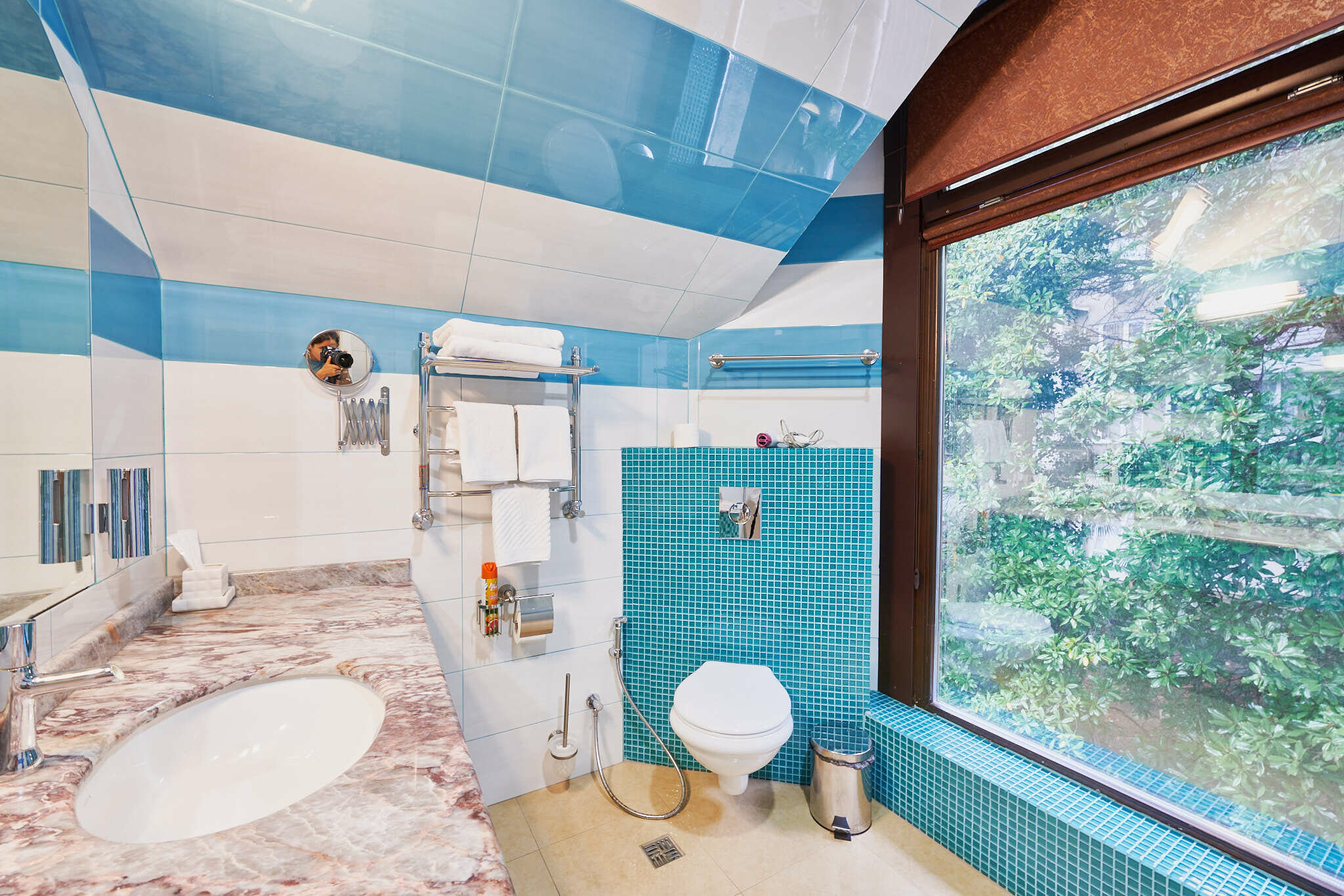 Просторный двухместный номер с 2 отдельными кроватями