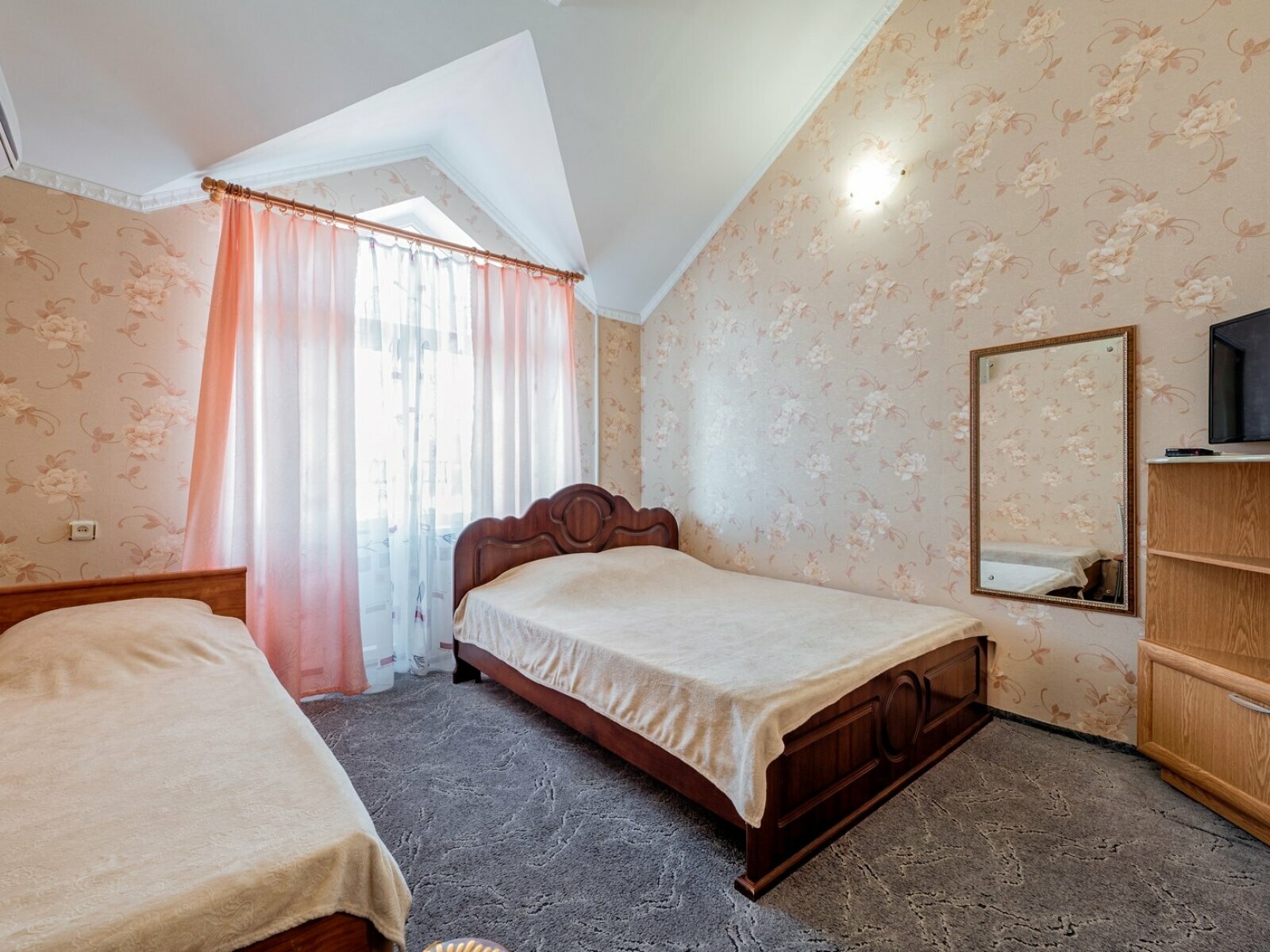 Трехместный номер с балконом