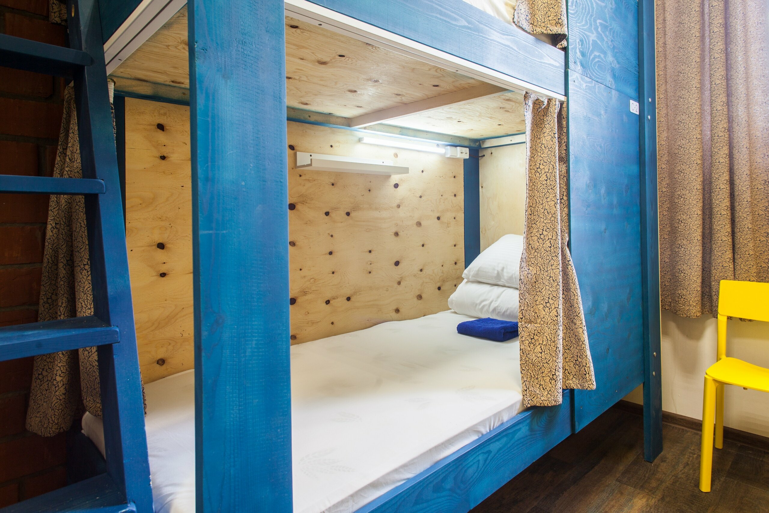 Кровать в общем 6-местном номере для мужчин и женщин