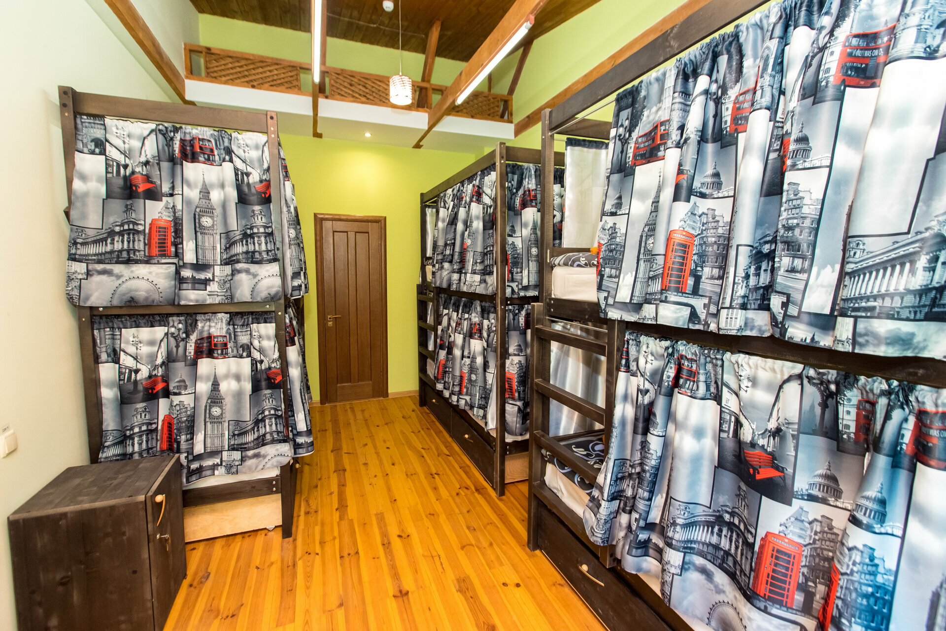 Кровать в общем 6-местном номере для мужчин и женщин