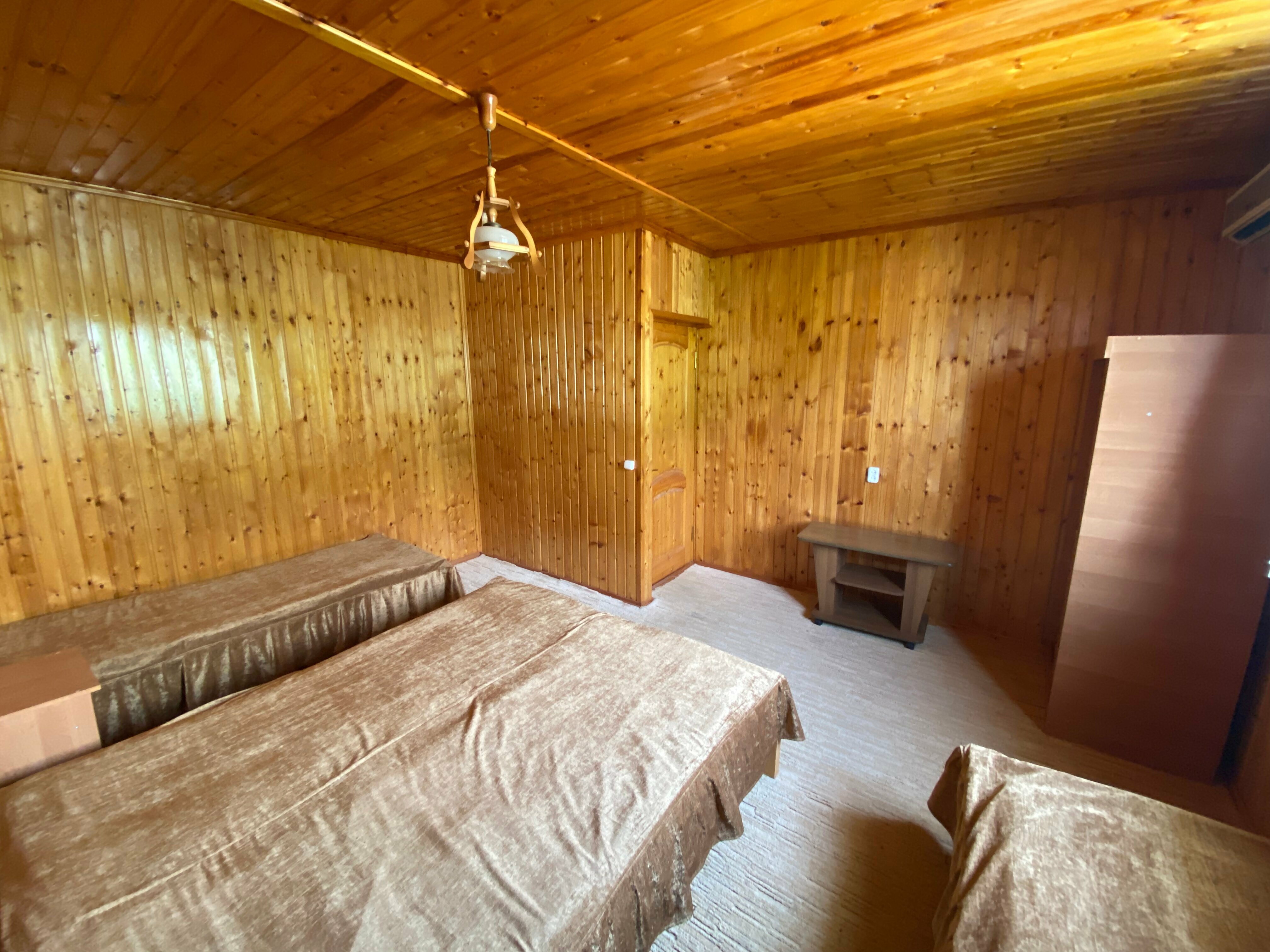 Четырехместный номер с общей ванной комнатой