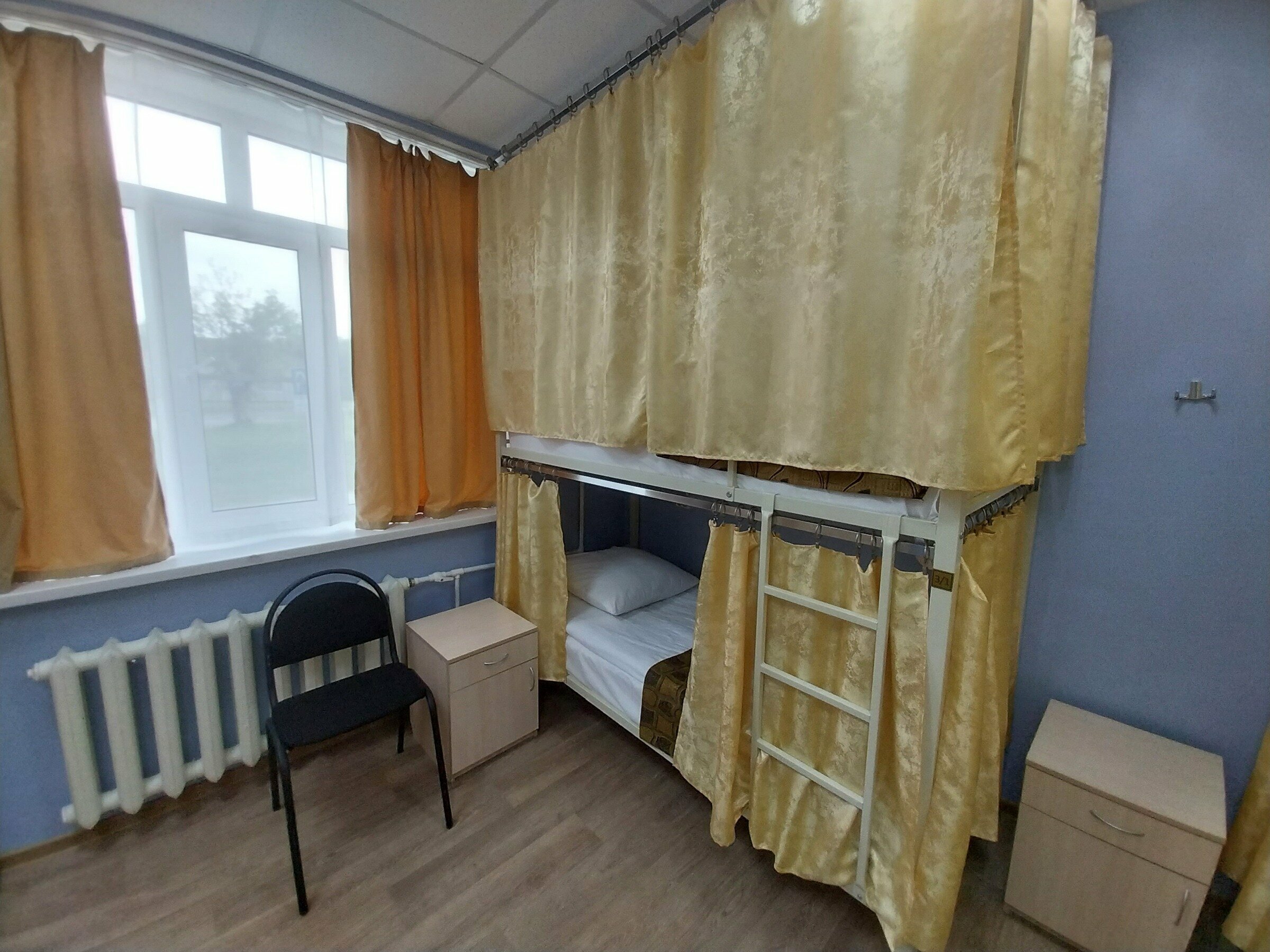 Кровать в общем номере для мужчин с 4 кроватями