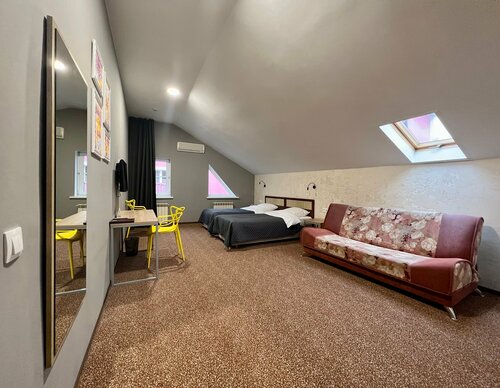 Стандартный номер с 2 односпальными кроватями и диваном