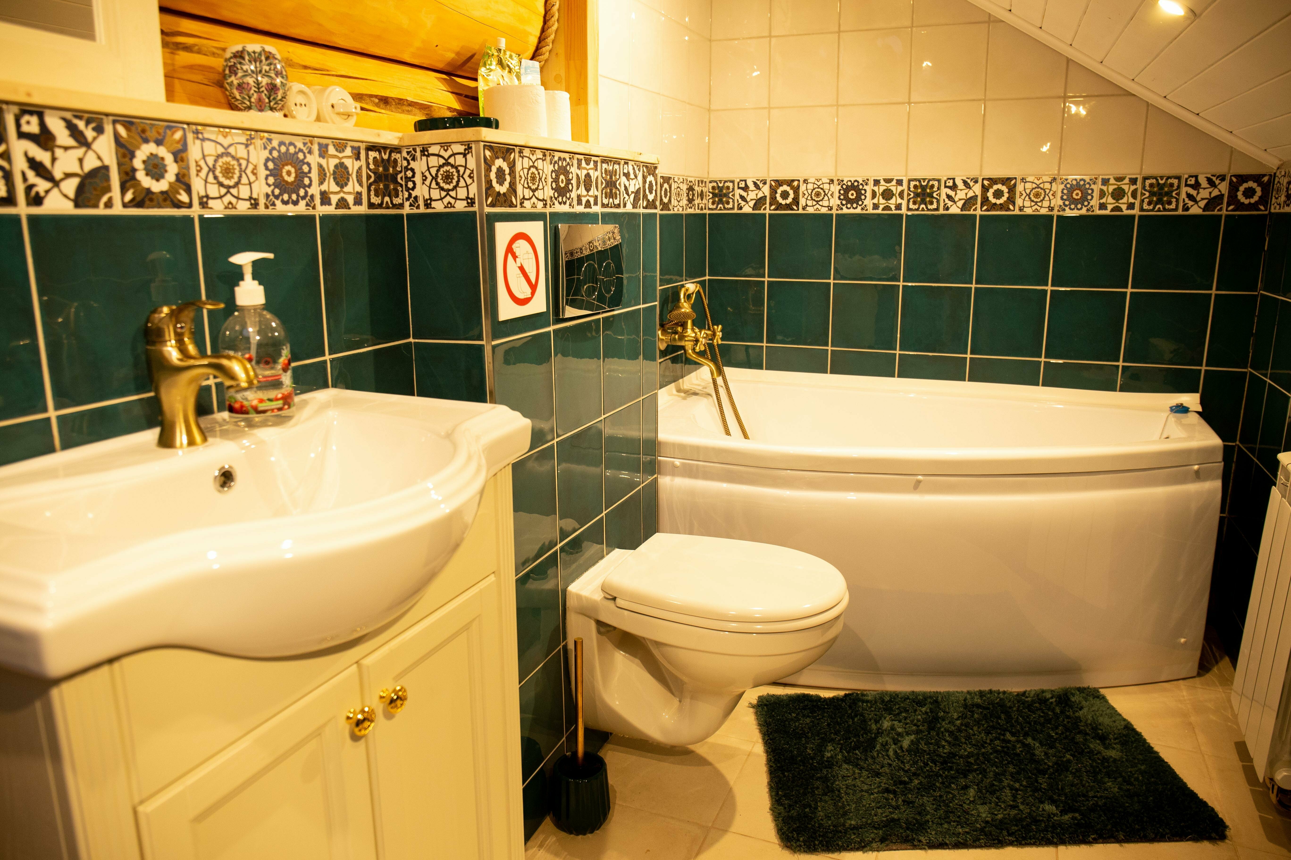 Двухэтажный терем "ЦВЕТЫ" в окружении леса