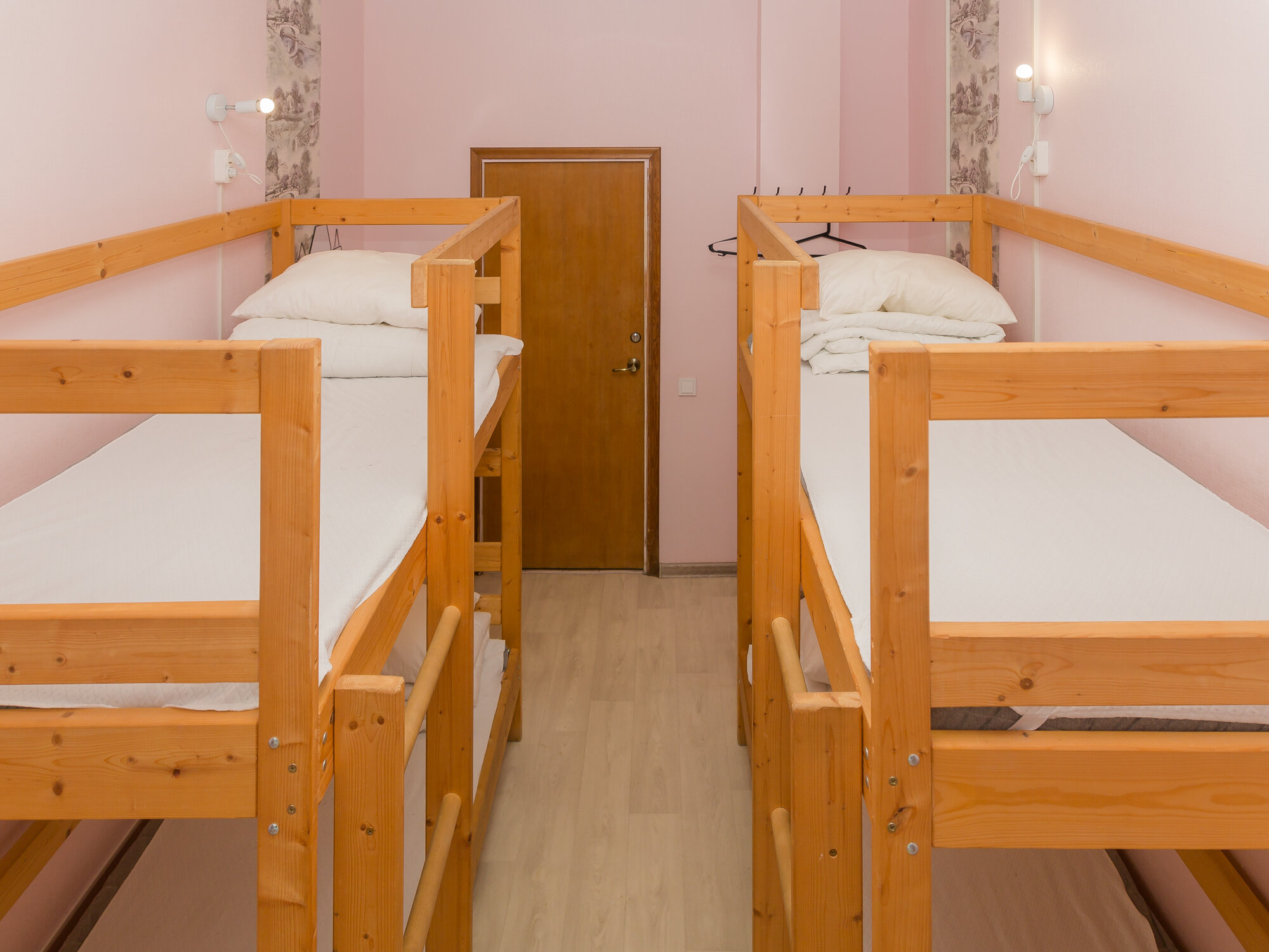 Четырехместный номер эконом-класса с общей ванной комнатой