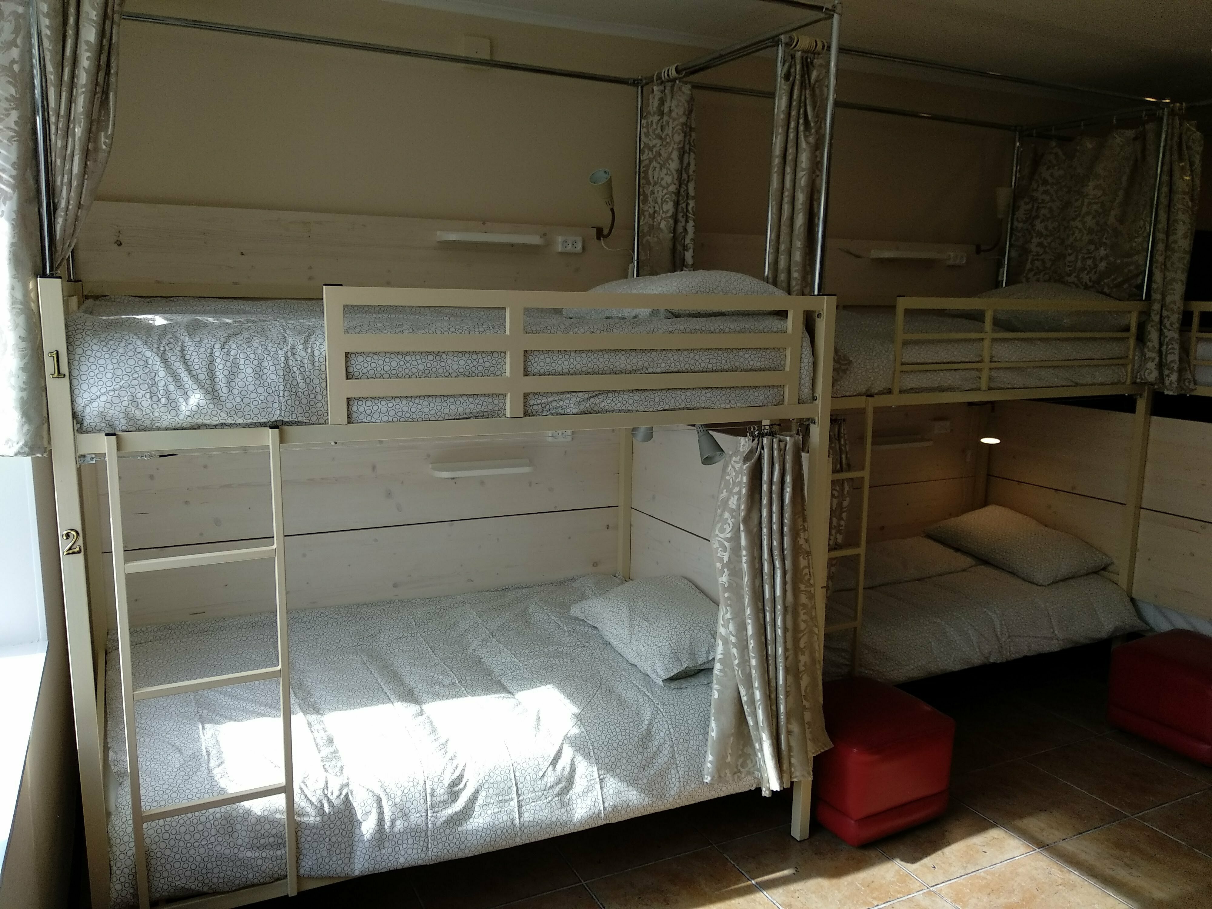 Спальное место на двухъярусной кровати в общем номере для мужчин и женщин