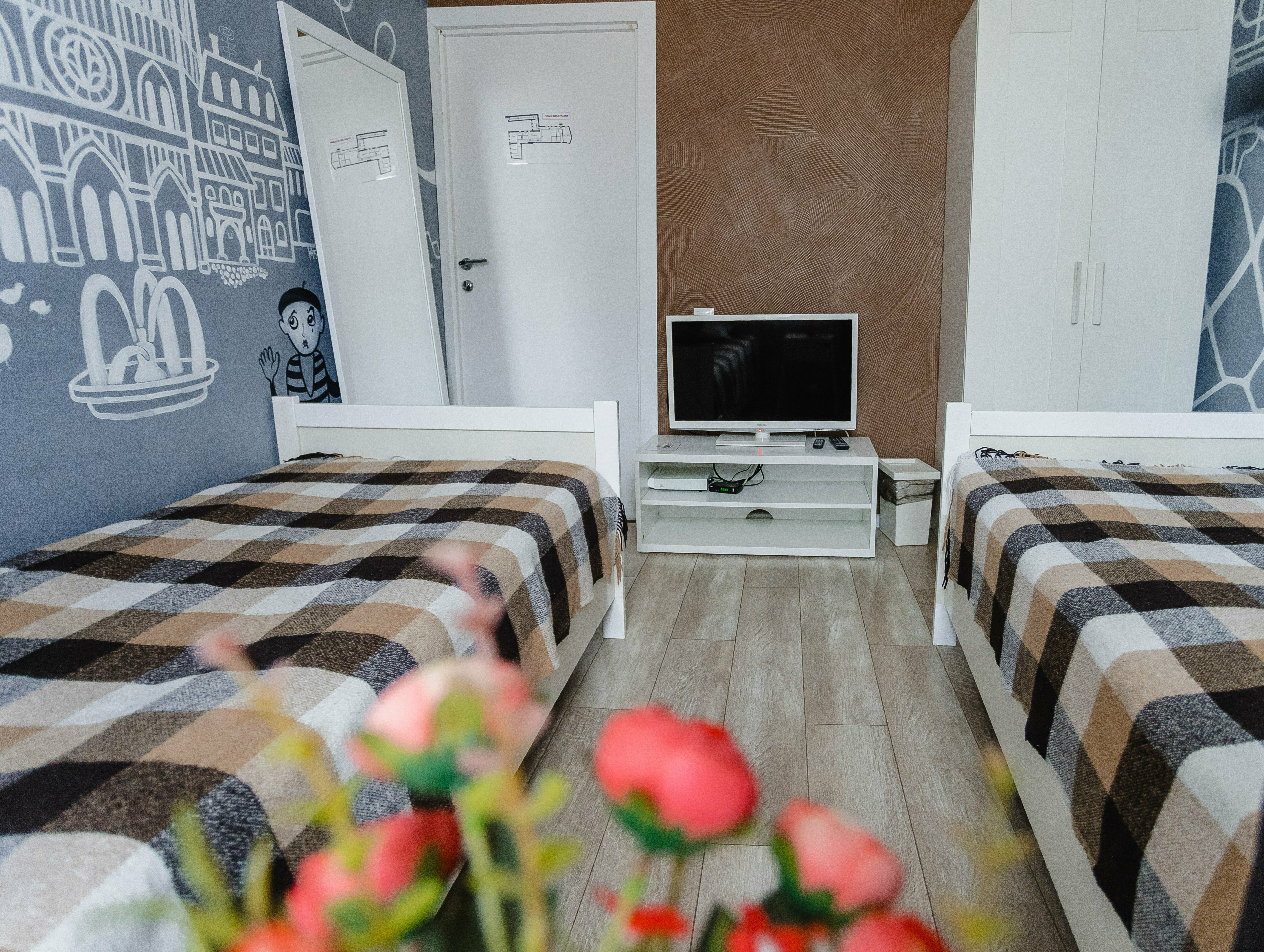 Двухместный номер с 2 отдельными кроватями и общей ванной комнатой