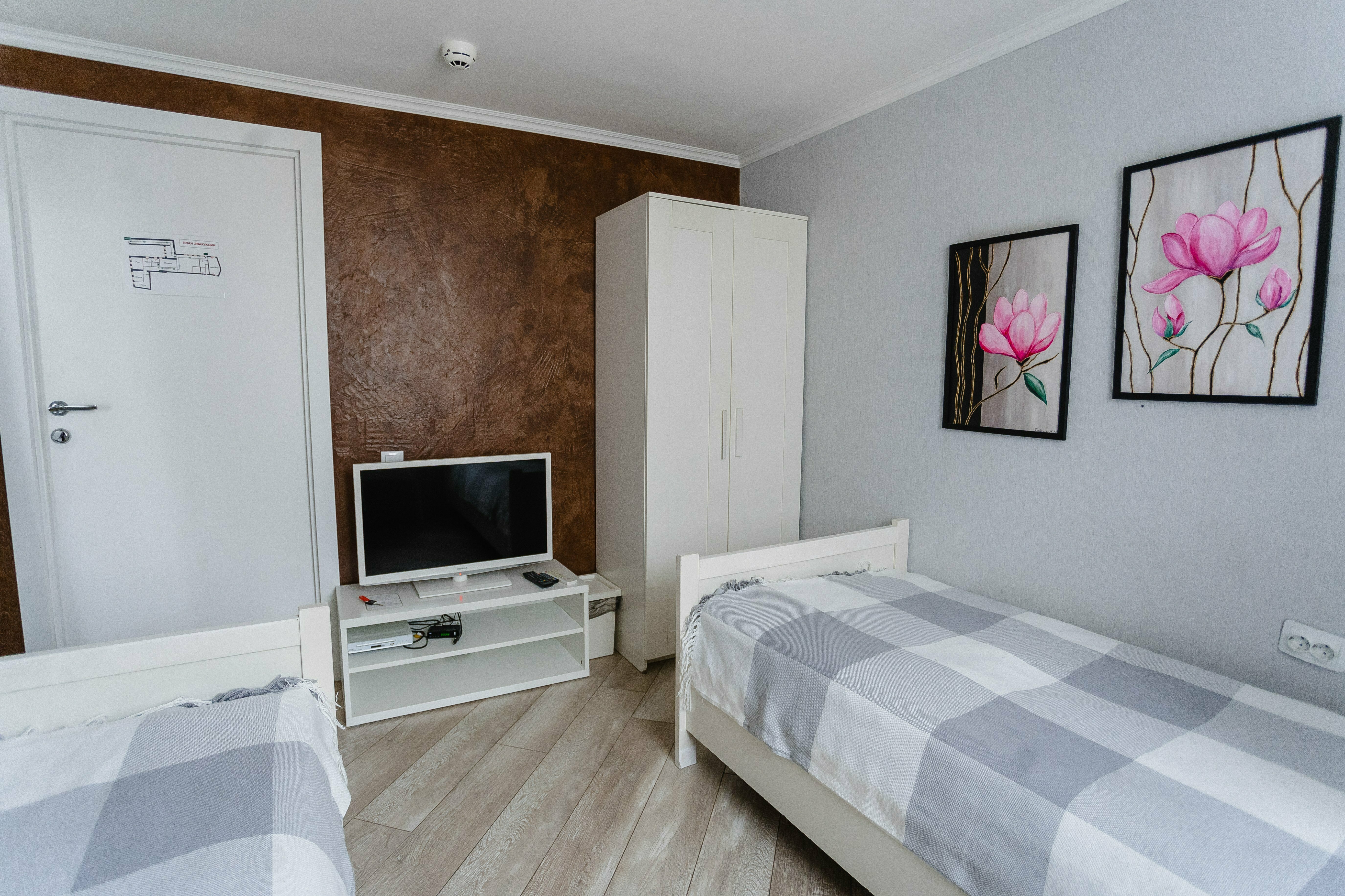 Двухместный номер с 2 отдельными кроватями и общей ванной комнатой