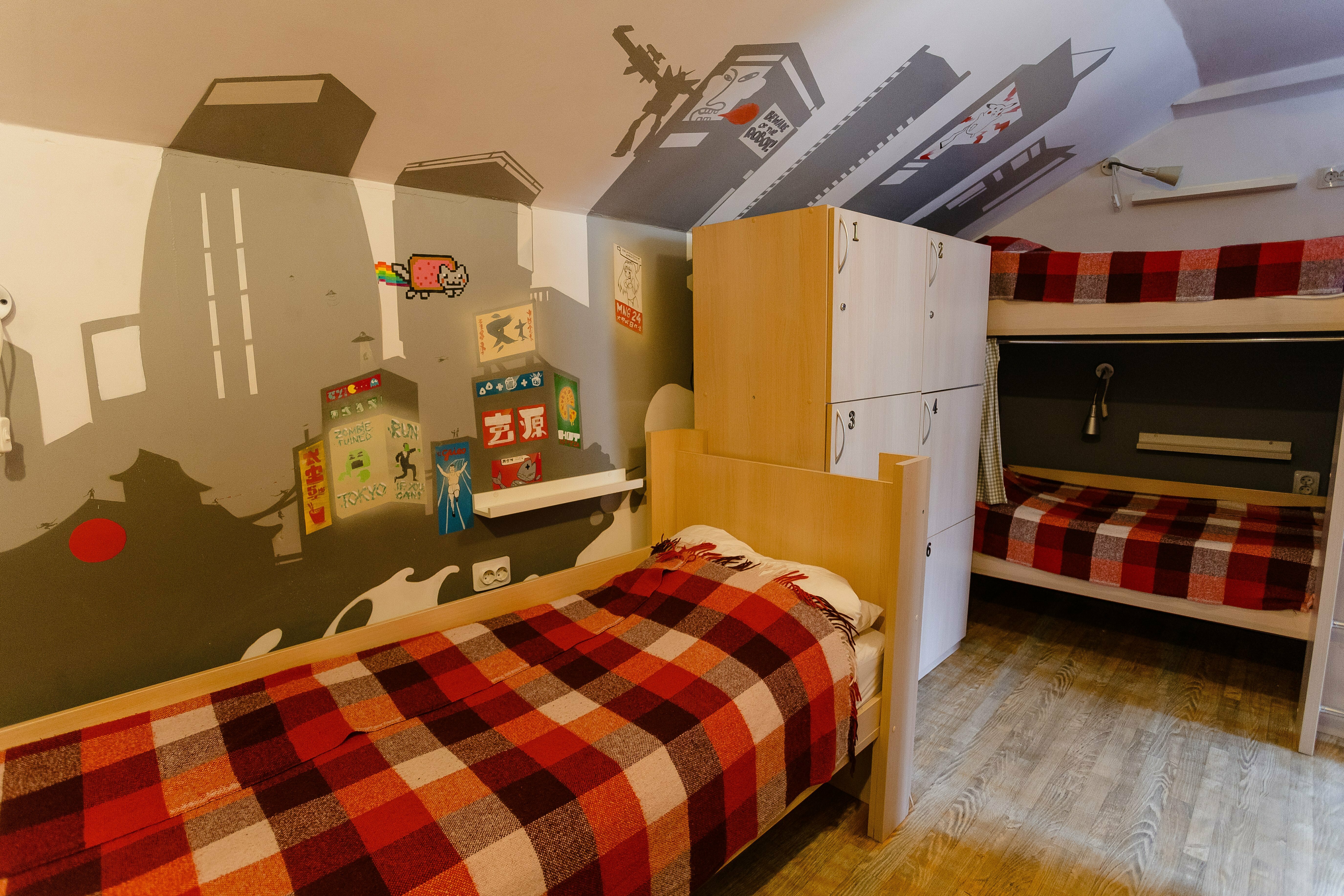 Спальное место на двухъярусной кровати в общем номере для мужчин и женщин