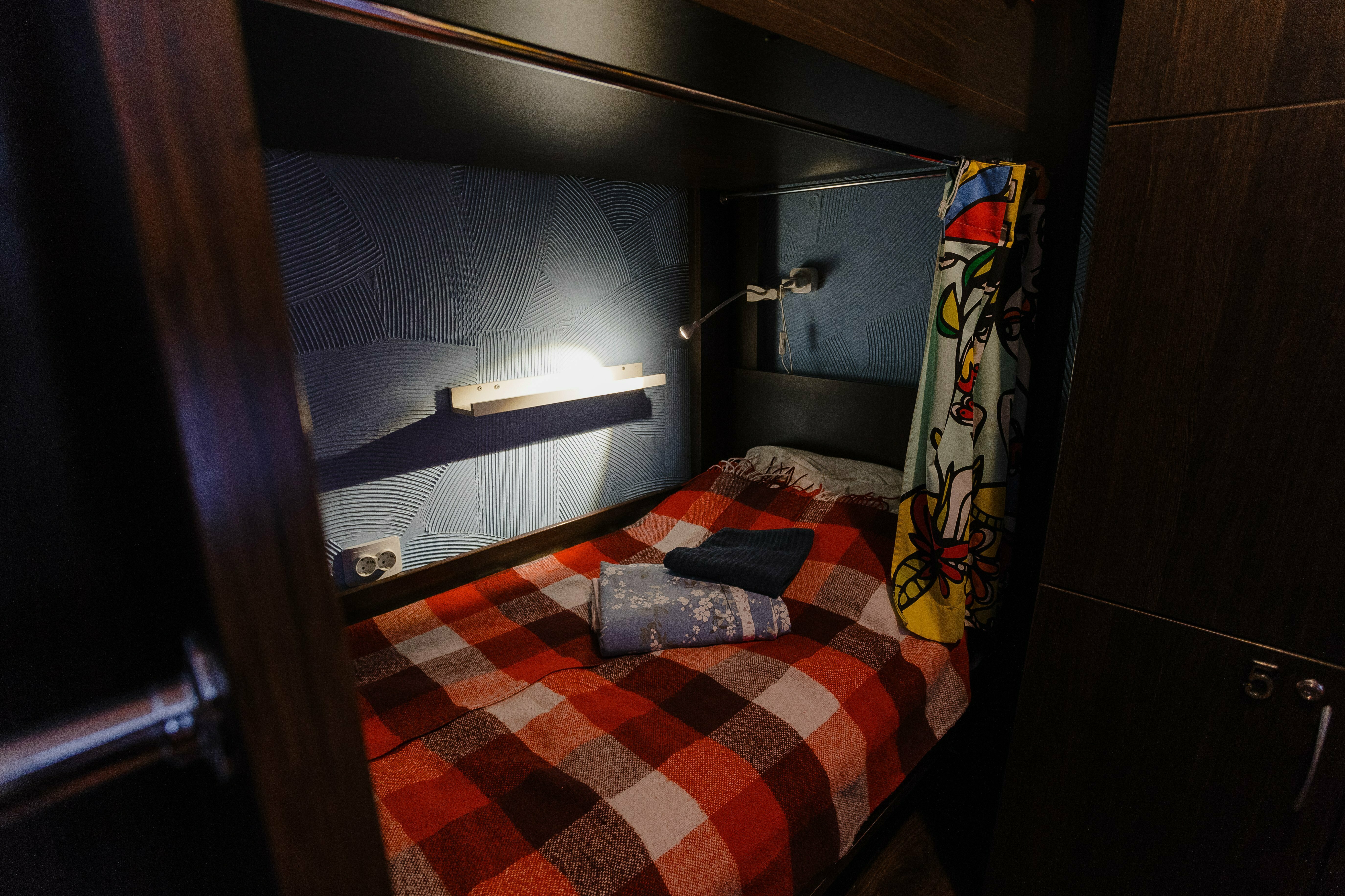 Кровать в общем 6-местном номере для мужчин и женщин