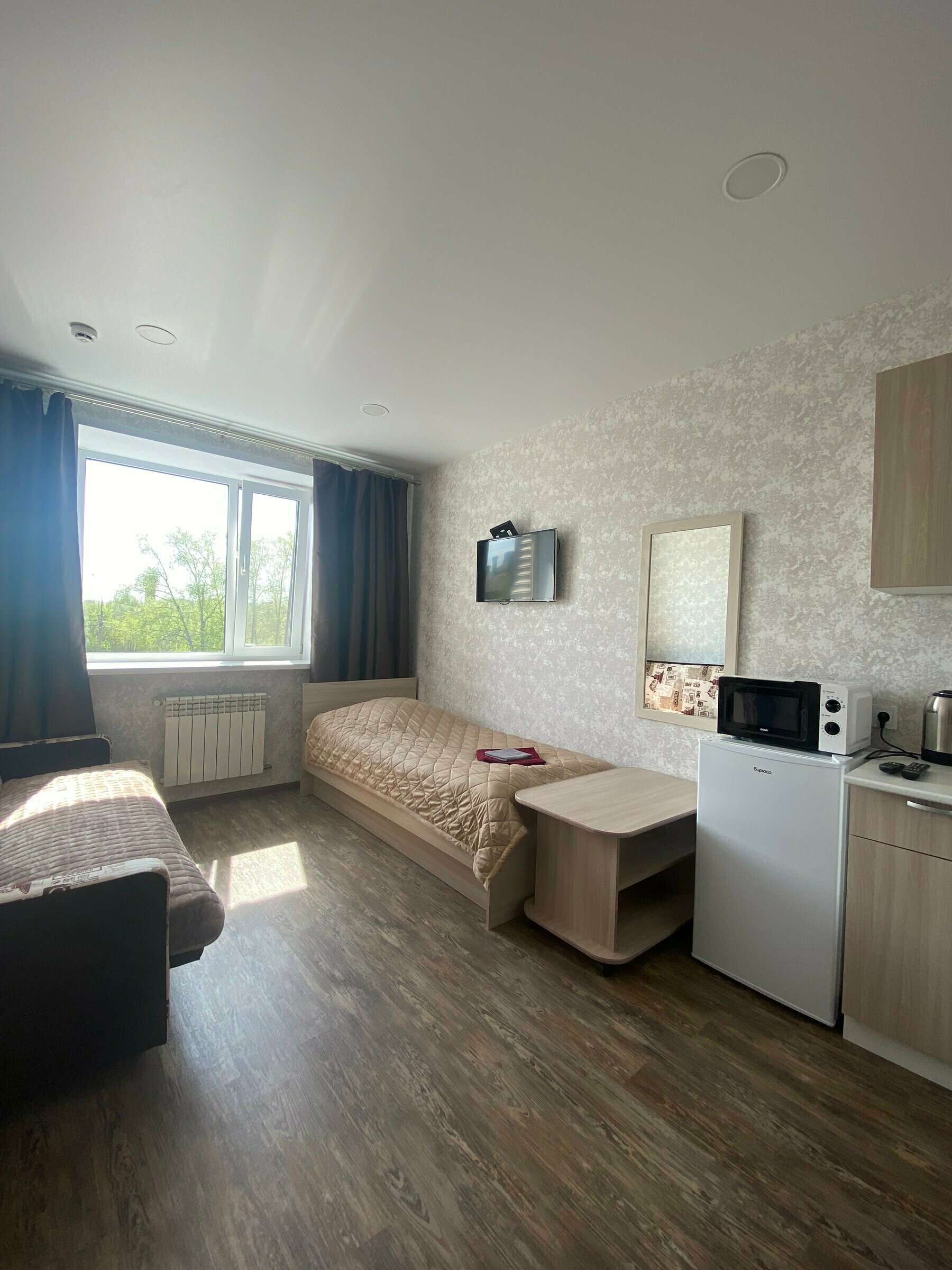 Трехместный номер эконом-класса с общей ванной комнатой