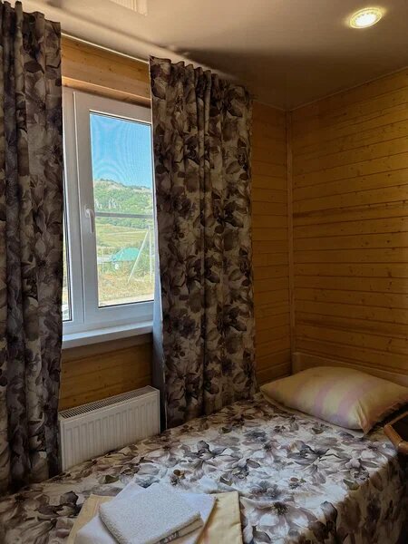 Двухместный номер с 2 отдельными кроватями и общей ванной комнатой