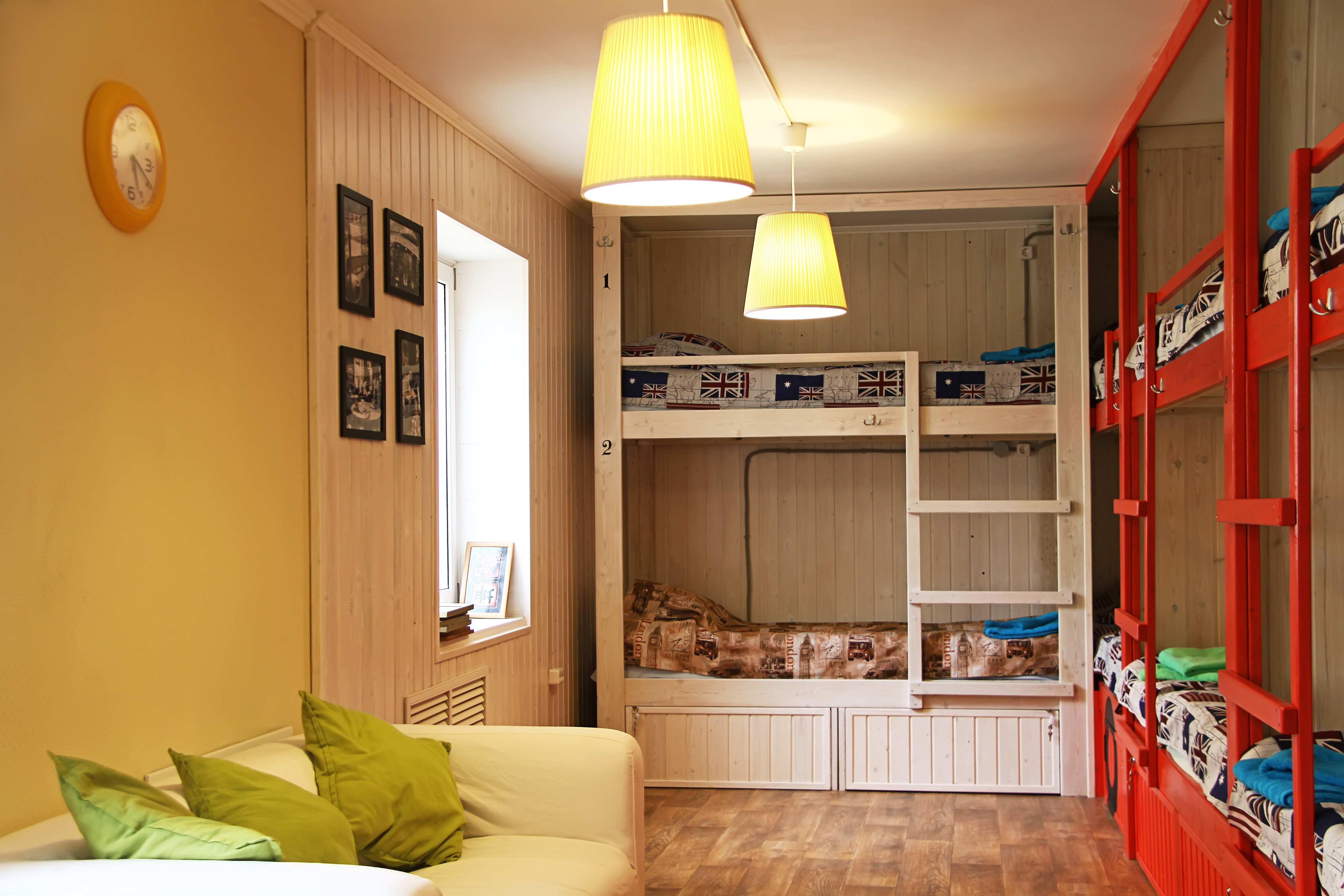 Кровать в общем номере (мужская  половина)