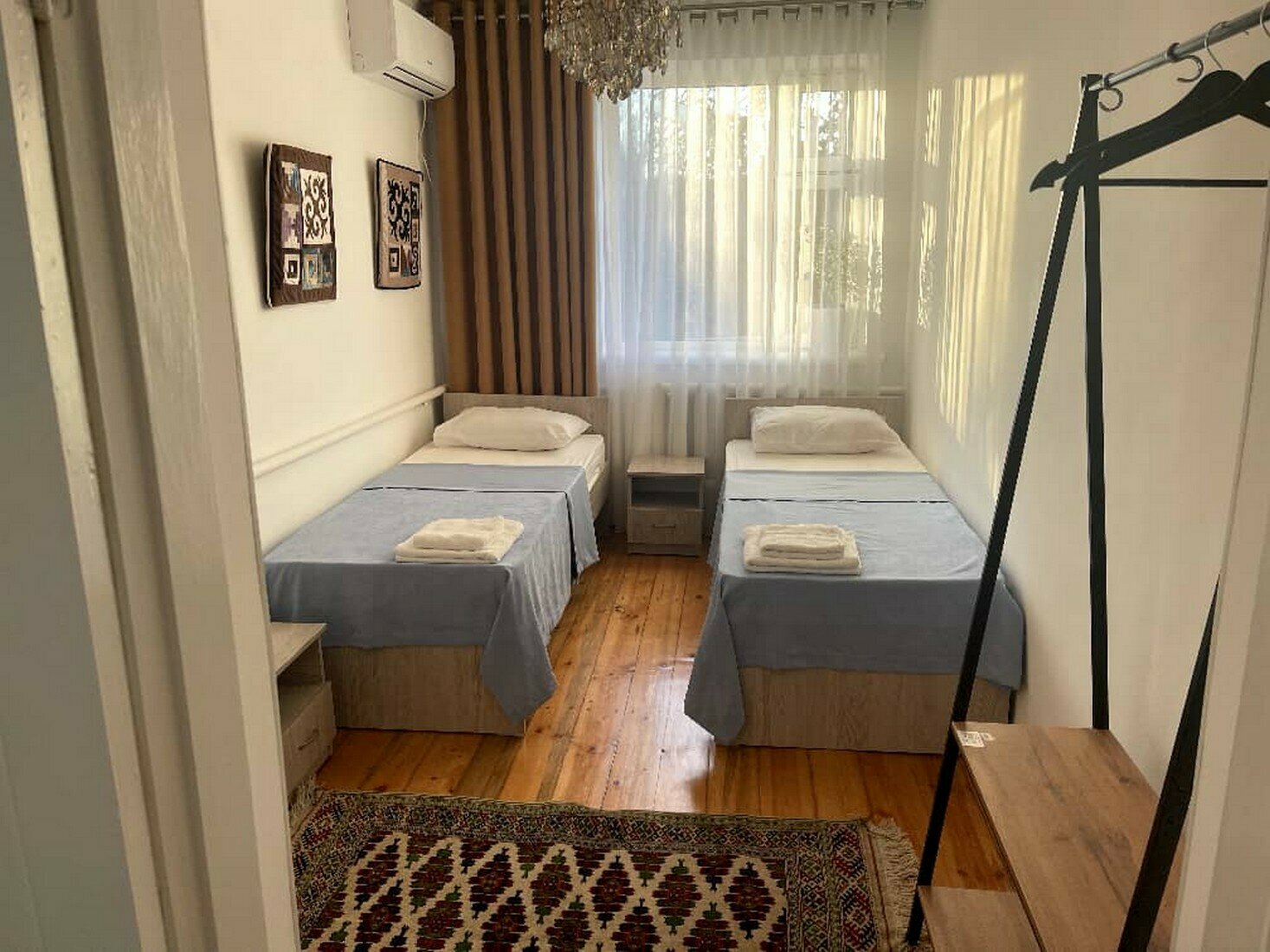 Двухместный номер с 2 отдельными кроватями и общей ванной комнатой