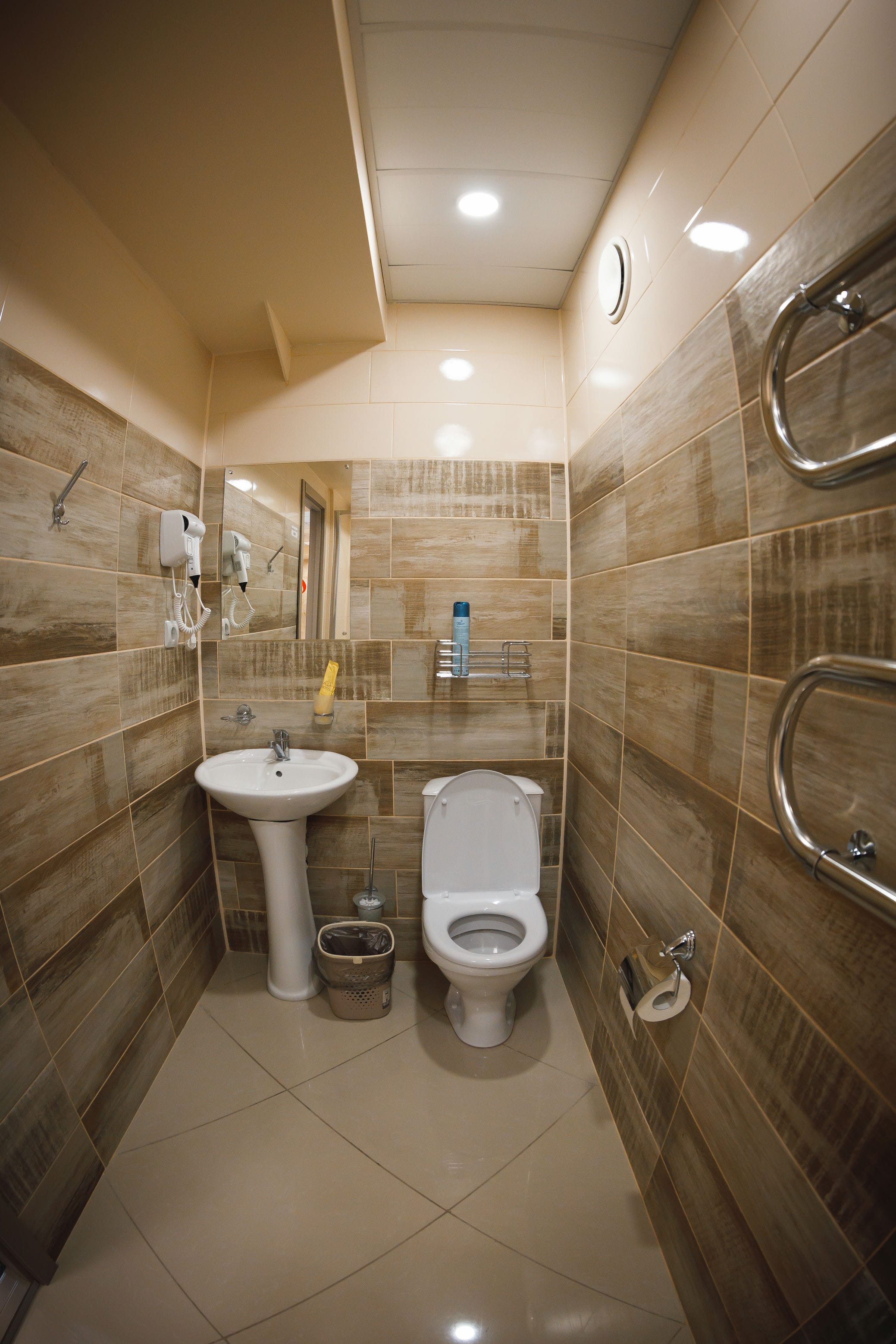 Номер с собственной ванной комнатой вне номера (с диваном)