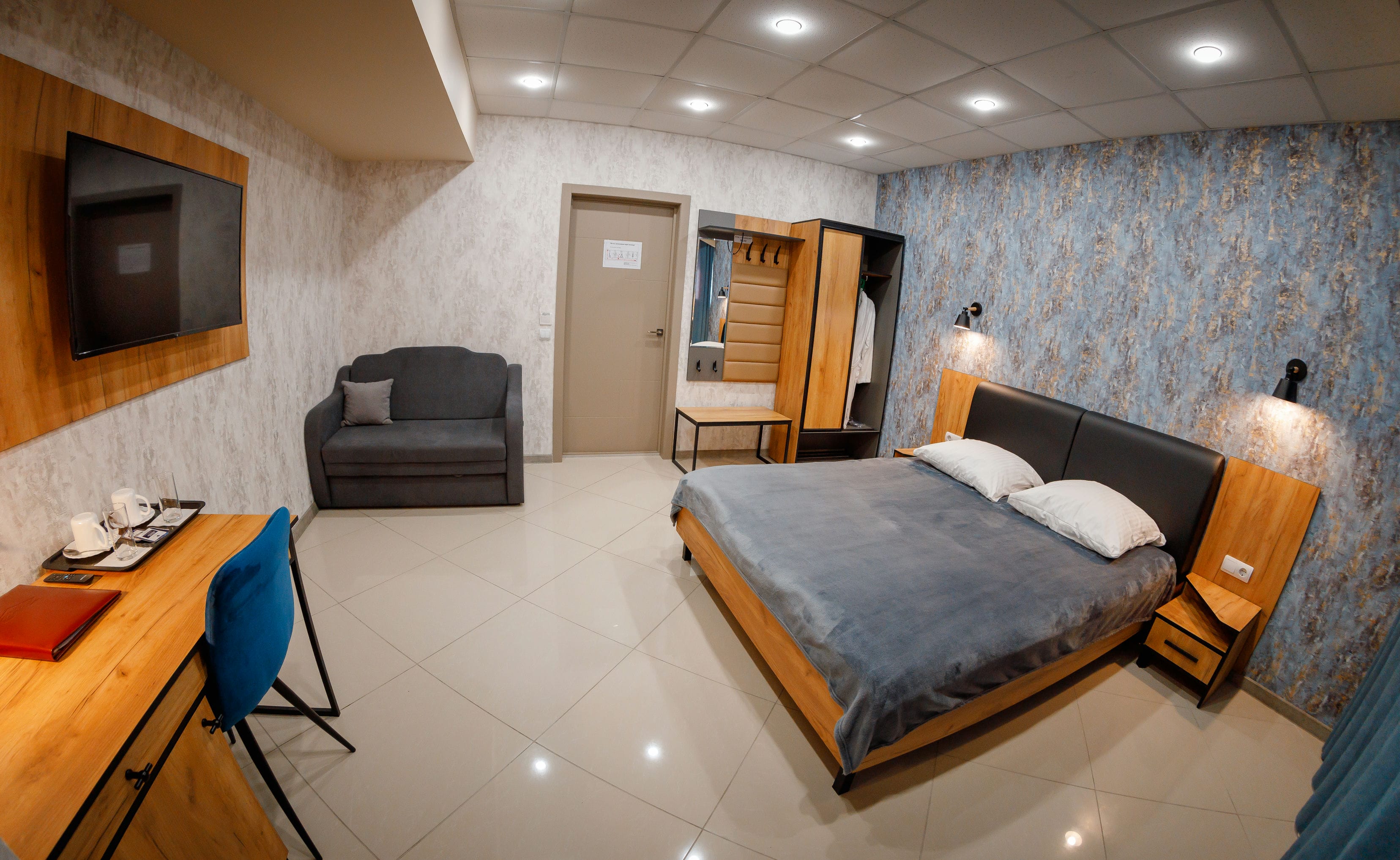 Номер с собственной ванной комнатой вне номера (с диваном)