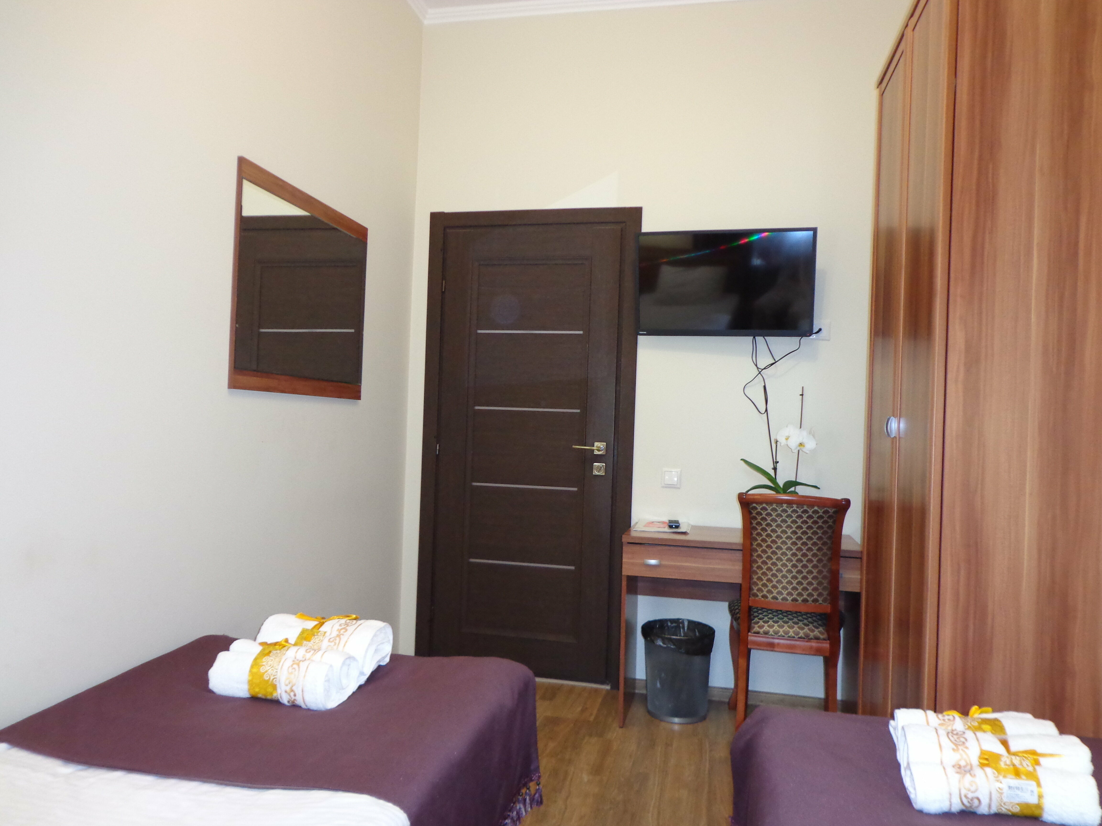 Стандартный двухместный номер с 2 отдельными кроватями и общей ванной комнатой