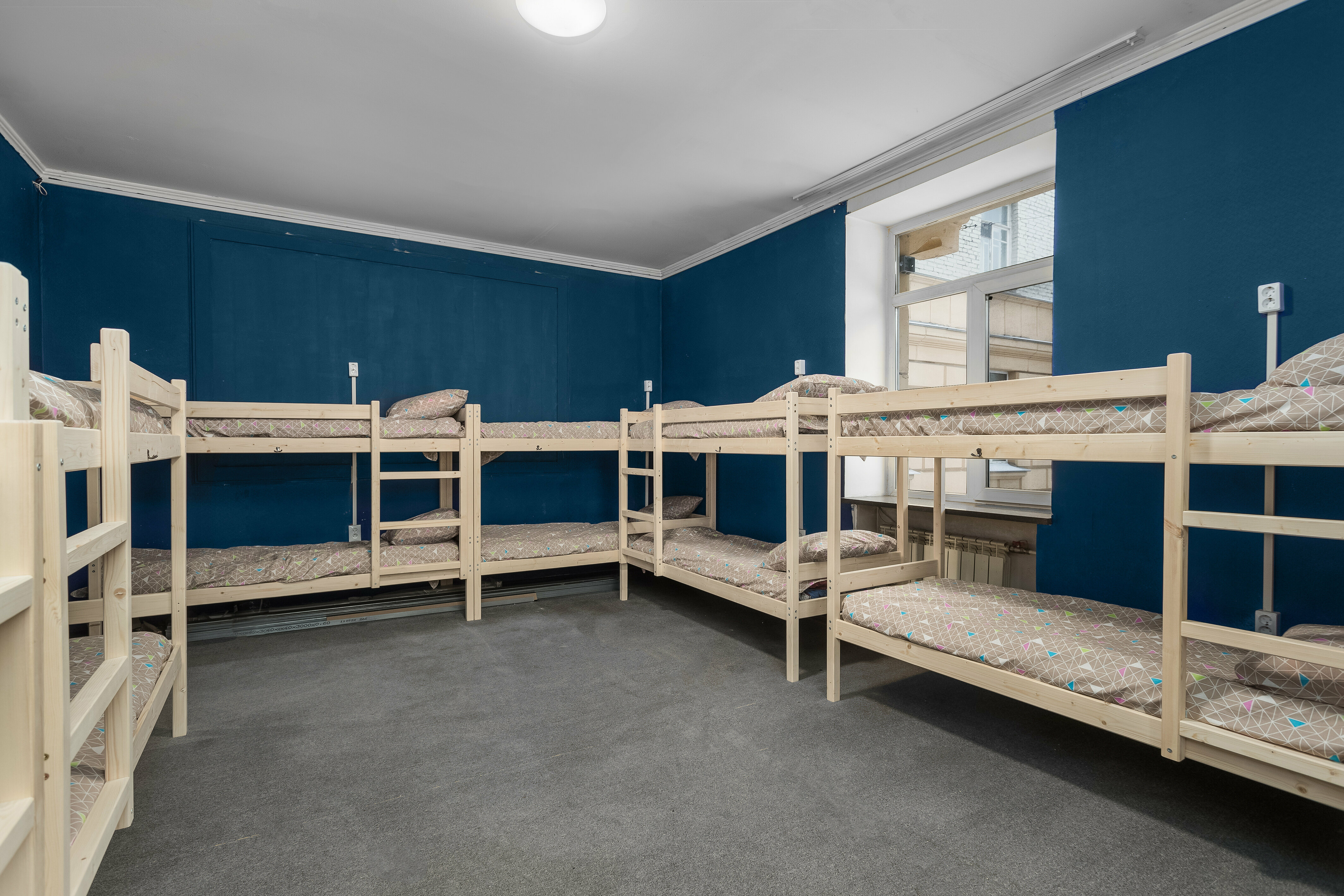 Спальное место на двухъярусной кровати в общем номере для мужчин