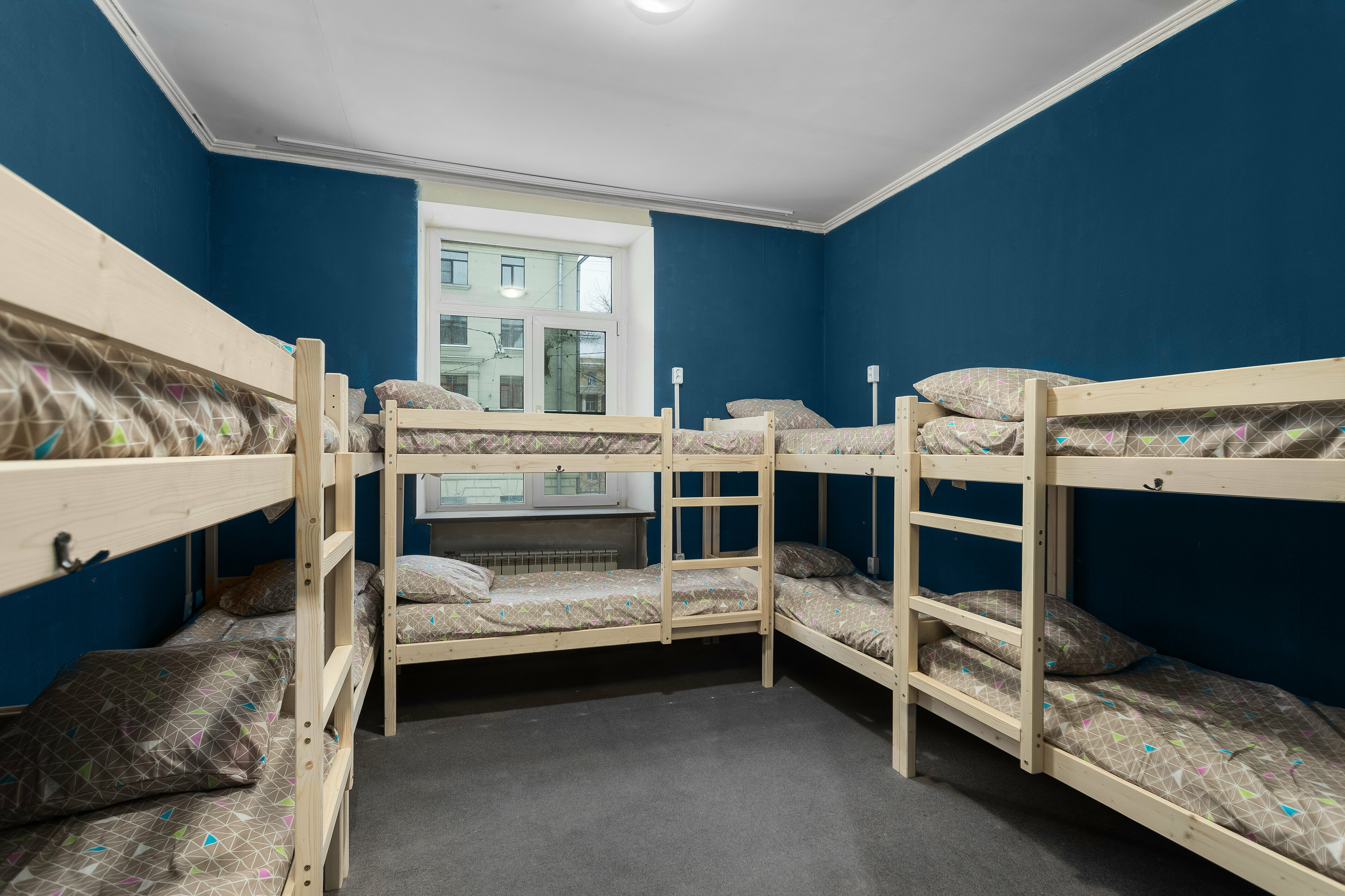 Спальное место на двухъярусной кровати в общем номере для мужчин и женщин