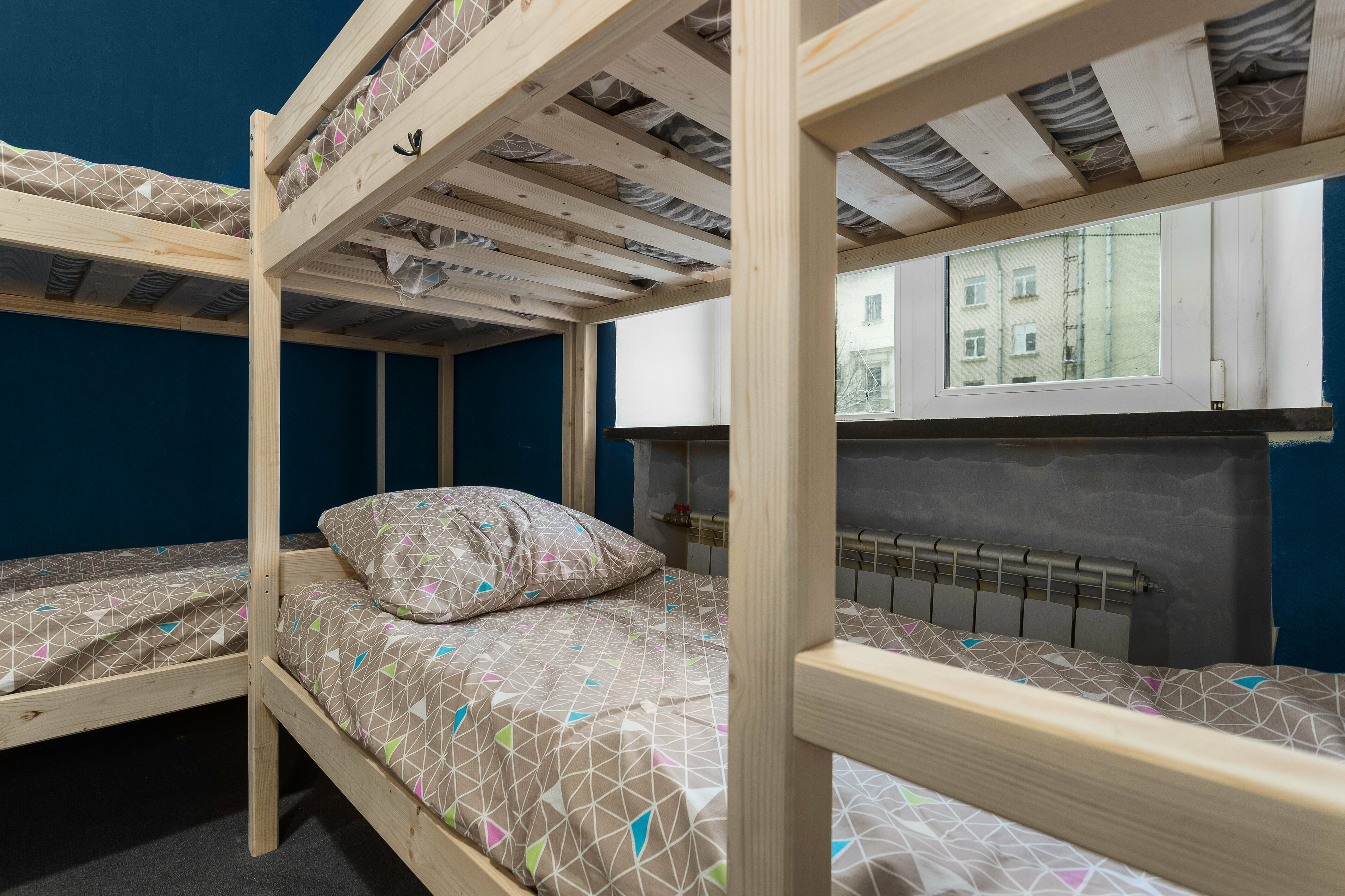 Спальное место на двухъярусной кровати в общем номере для мужчин и женщин