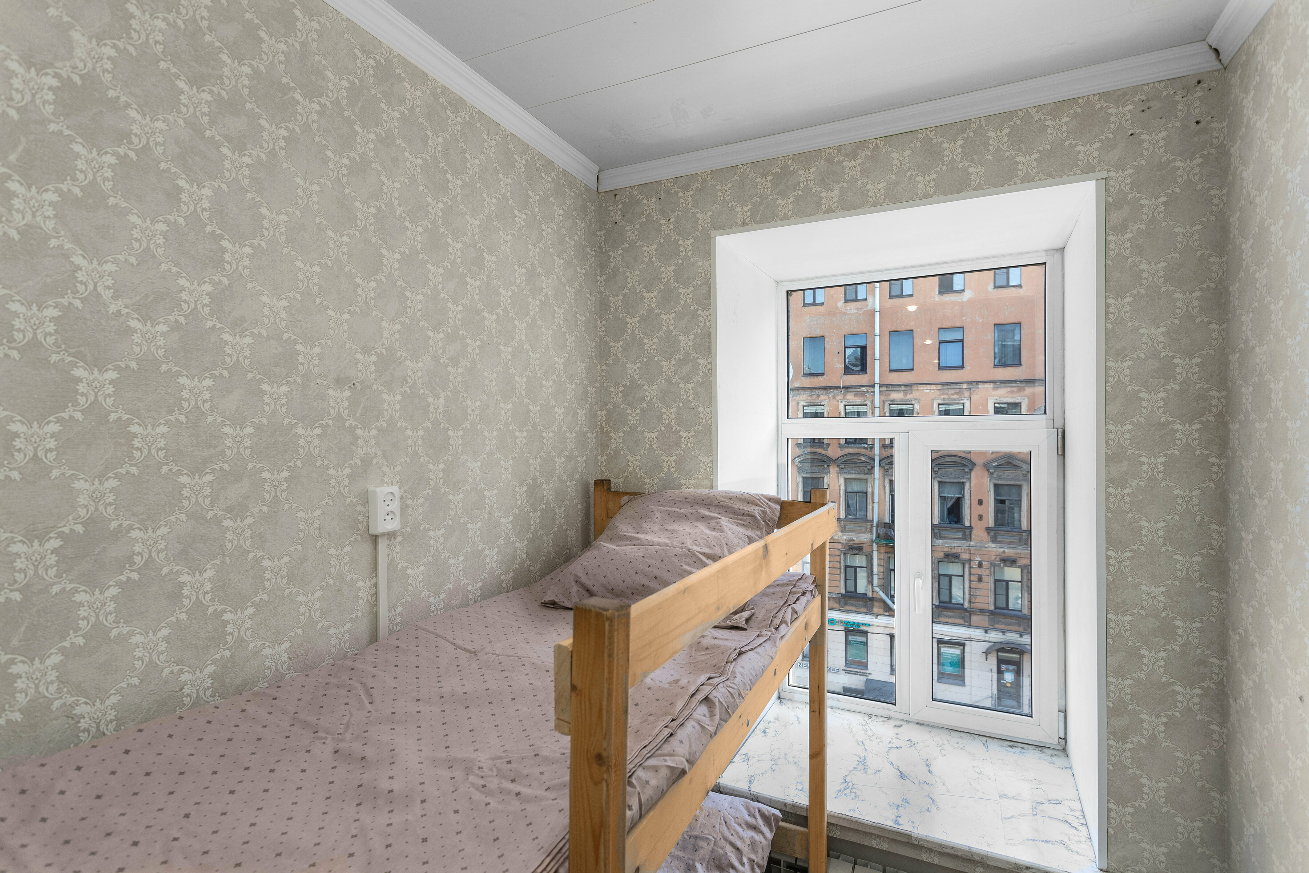 Спальное место на двухъярусной кровати в общем номере для мужчин и женщин