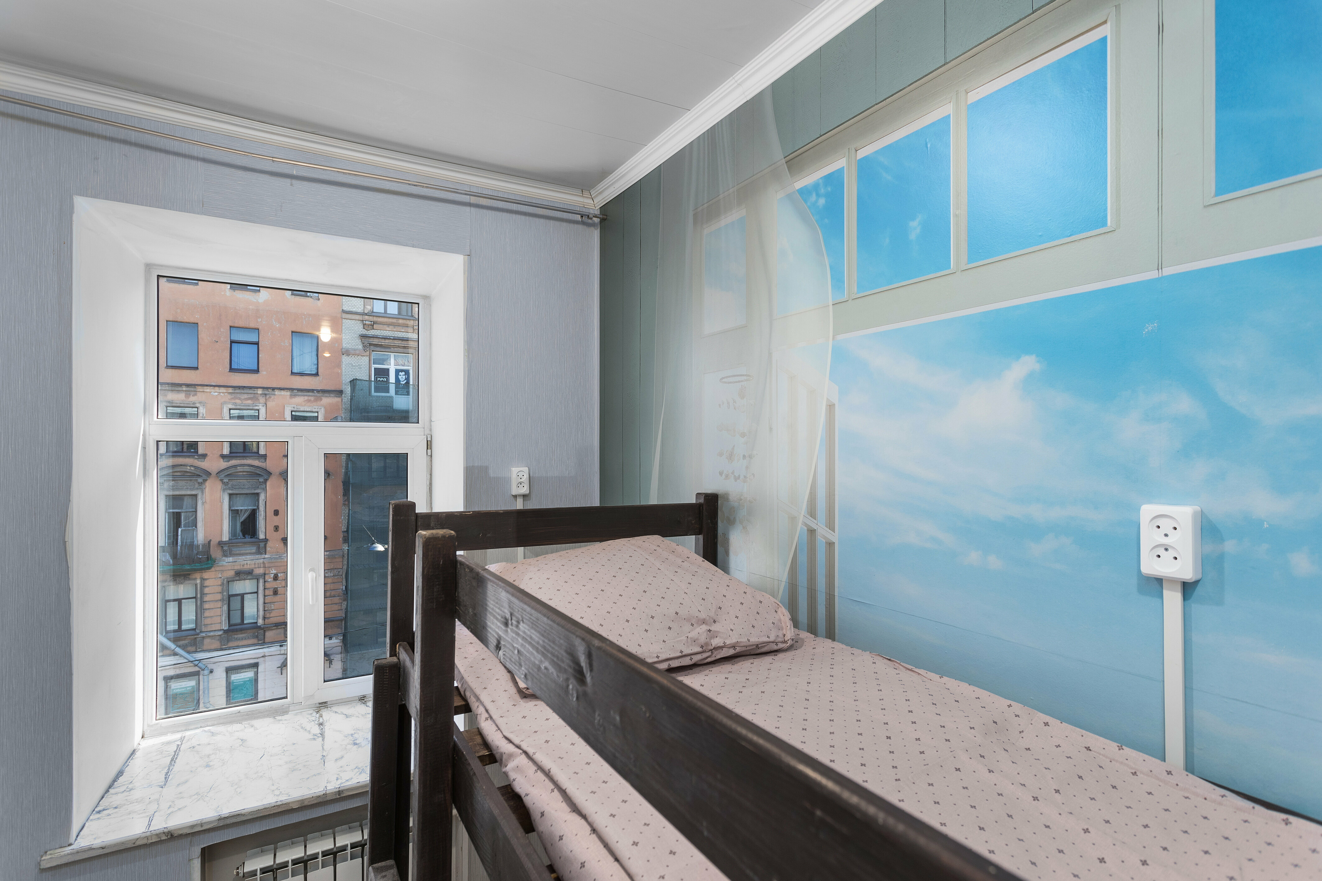 Спальное место на двухъярусной кровати в общем номере для мужчин и женщин