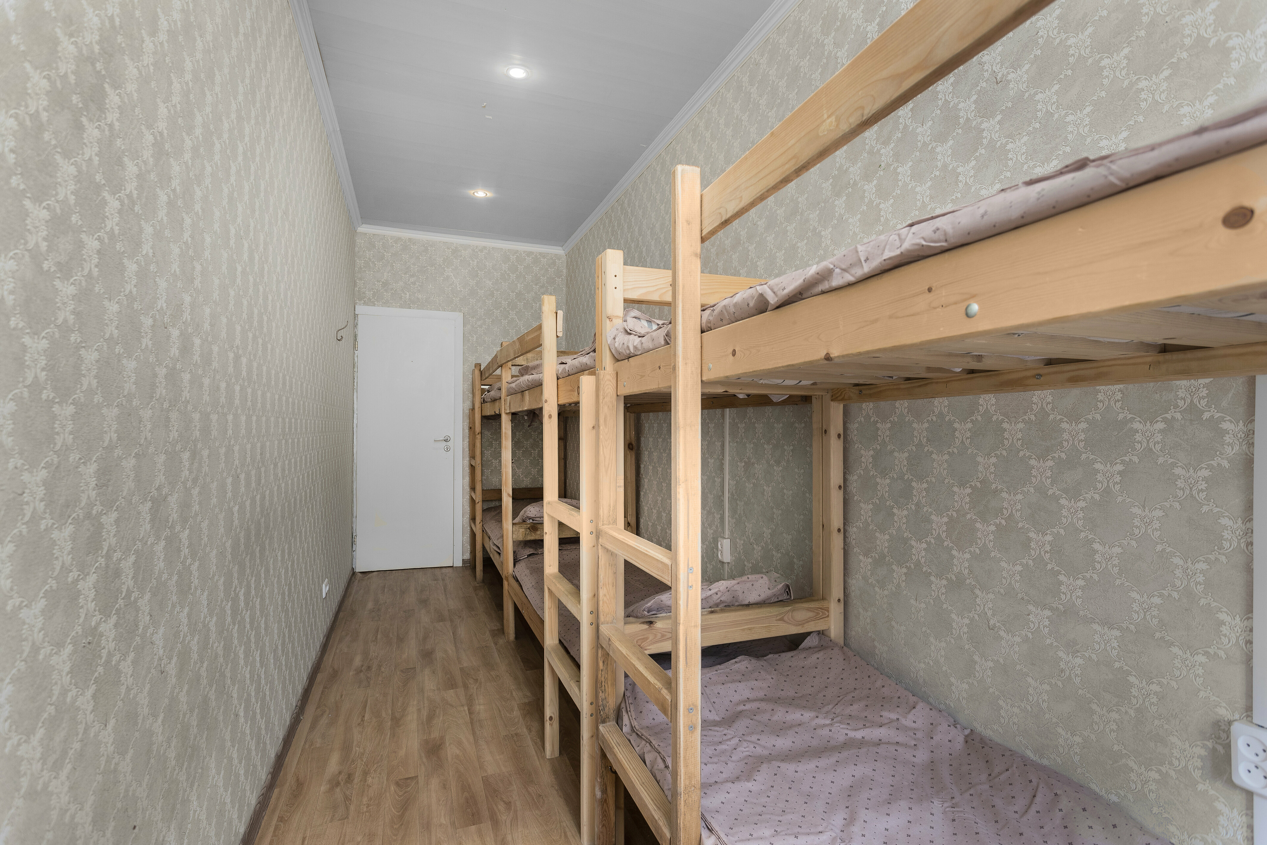 Спальное место на двухъярусной кровати в общем номере для мужчин и женщин