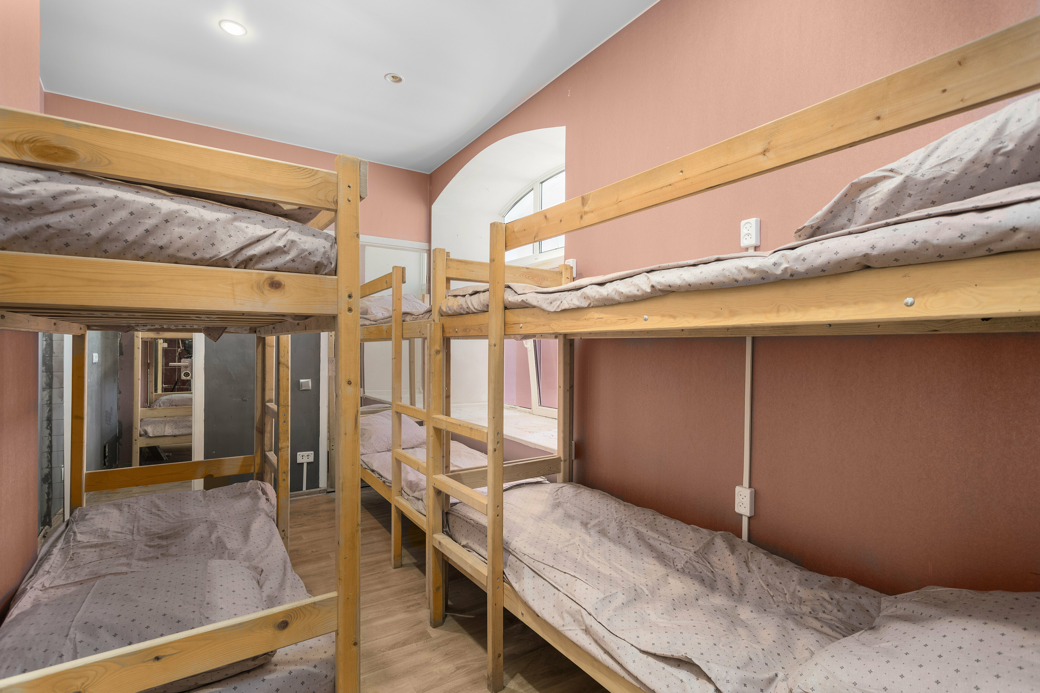 Спальное место на двухъярусной кровати в общем номере для мужчин и женщин