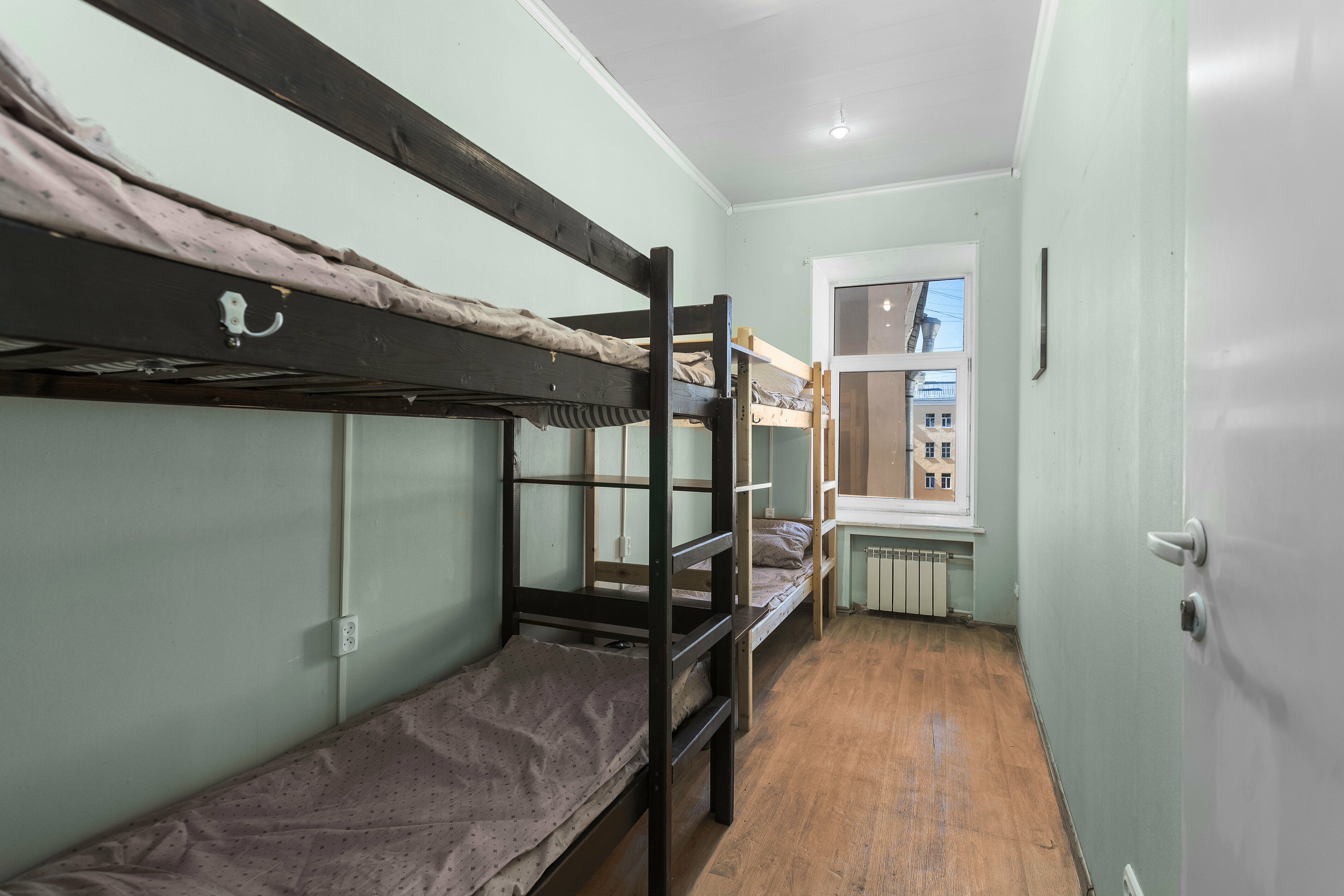 Спальное место на двухъярусной кровати в общем номере для женщин