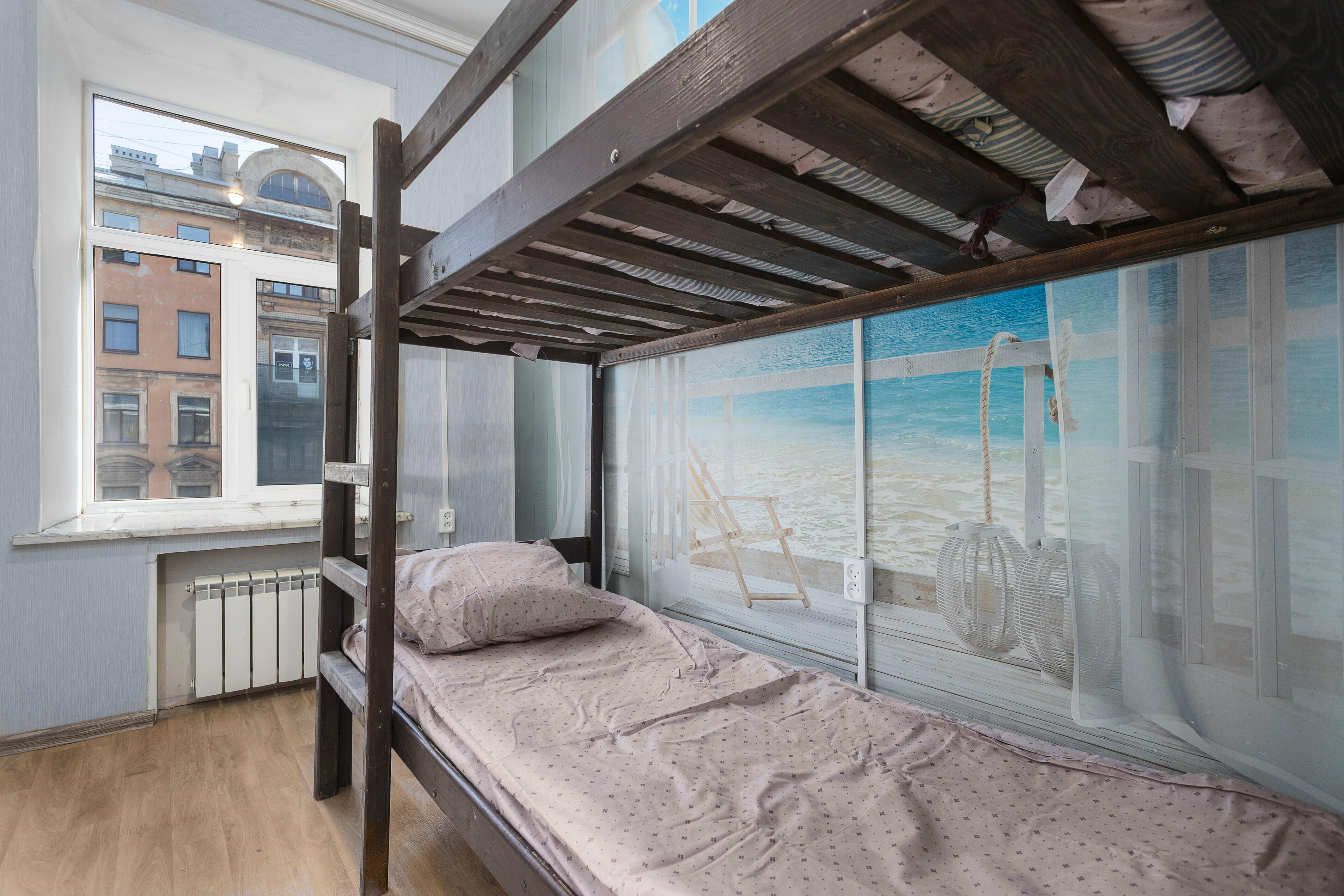 Спальное место на двухъярусной кровати в общем номере для мужчин и женщин