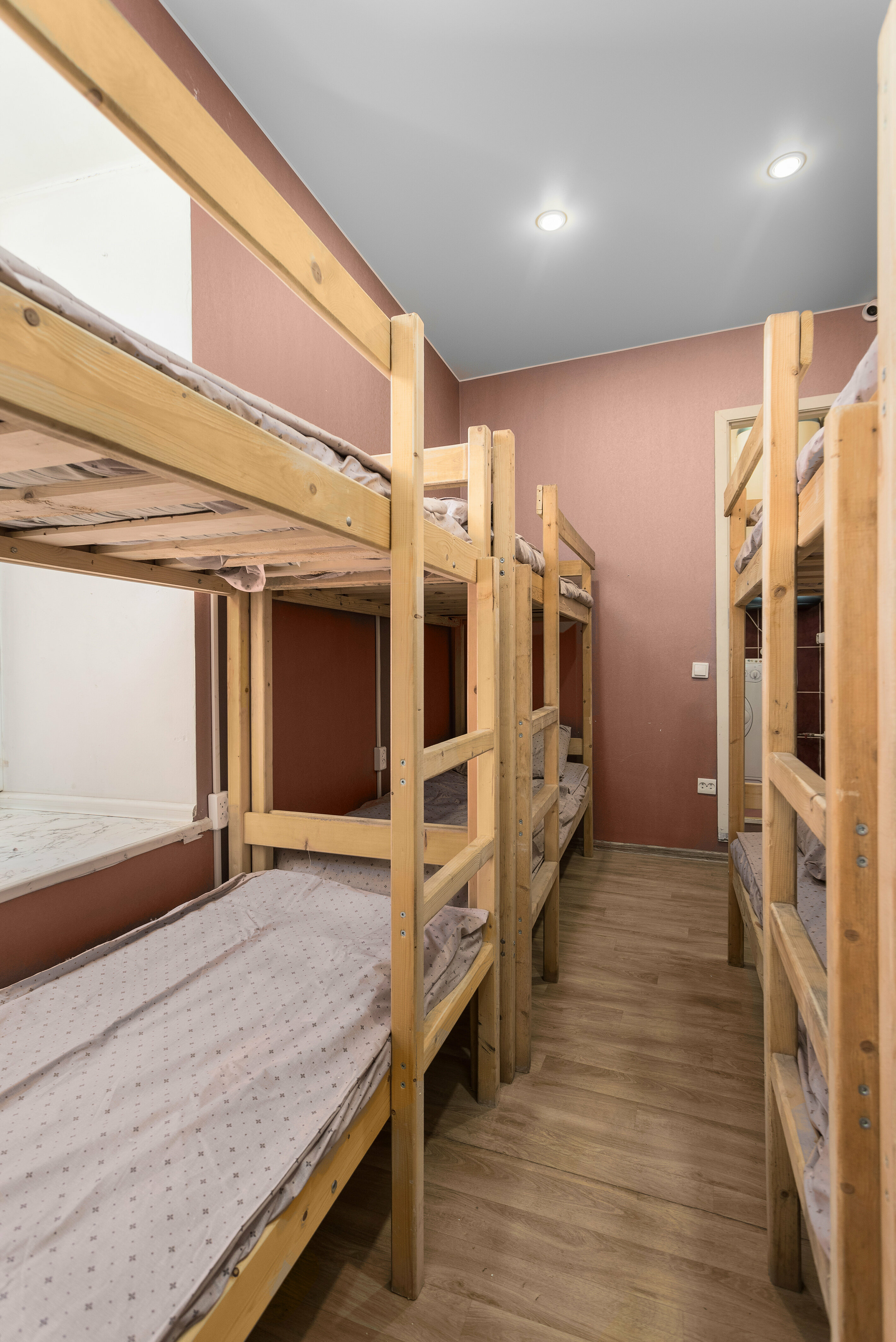 Спальное место на двухъярусной кровати в общем номере для мужчин и женщин