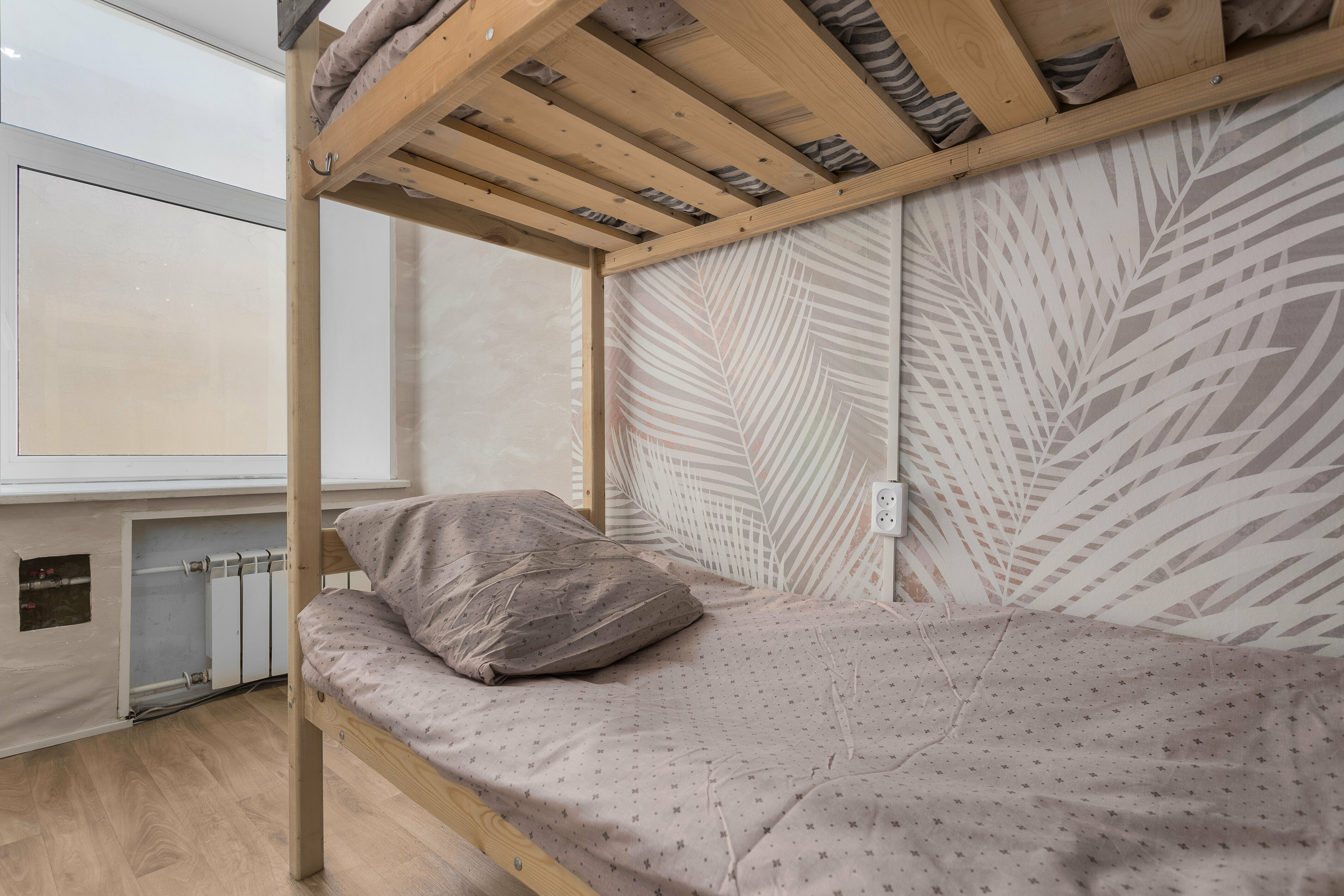 Спальное место на двухъярусной кровати в общем номере для женщин