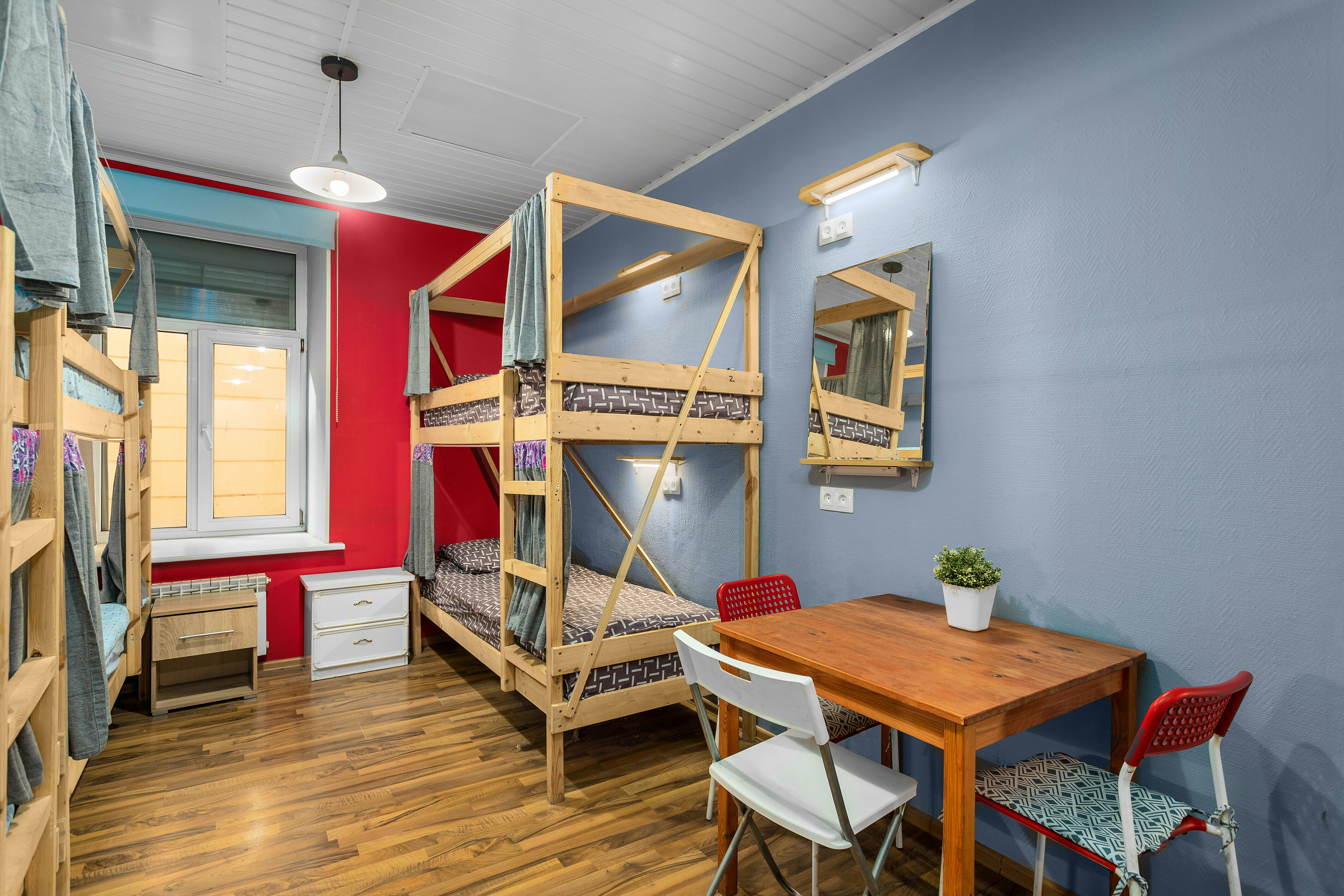 Спальное место на двухъярусной кровати в общем номере для мужчин и женщин