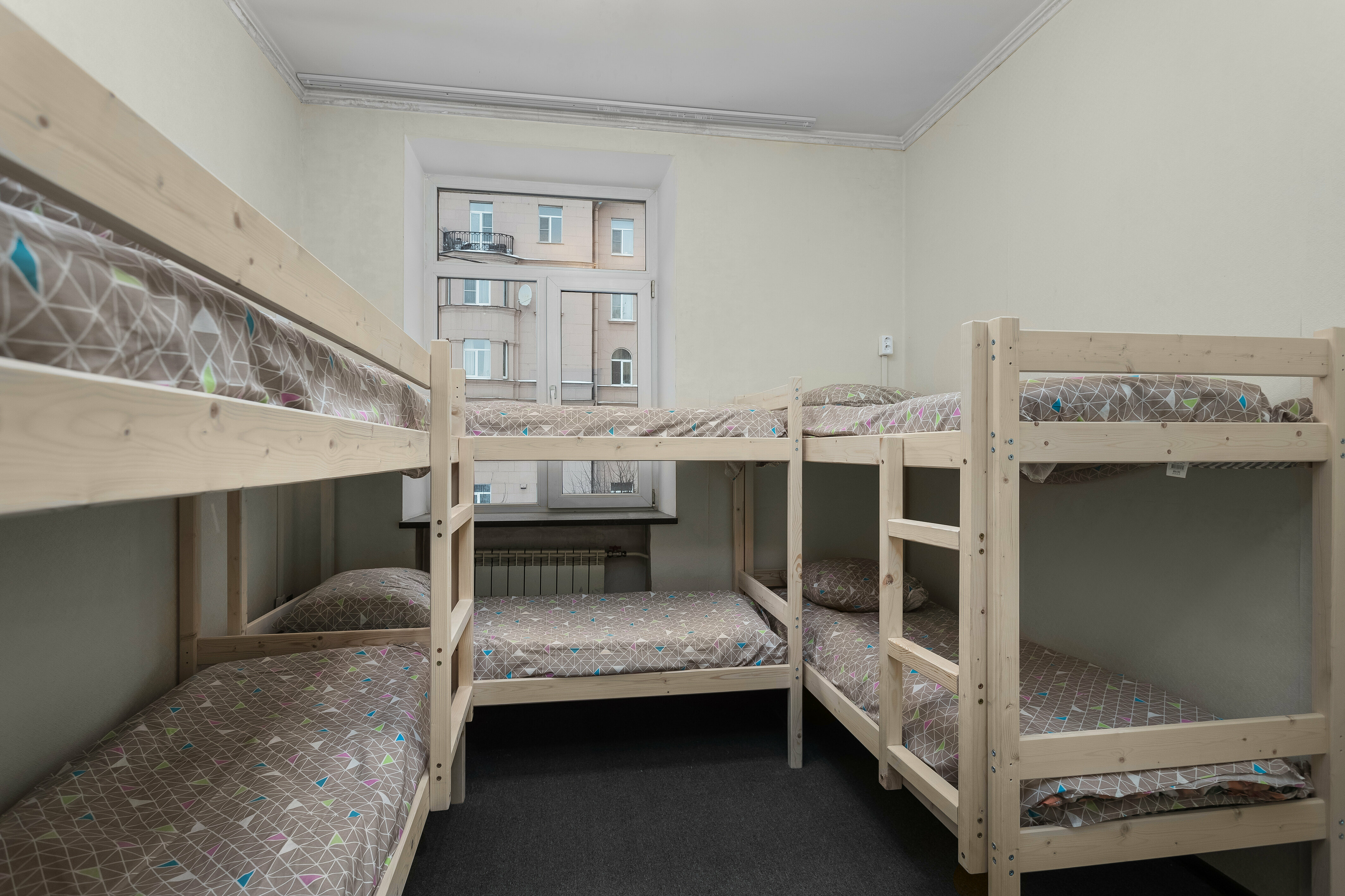 Спальное место на двухъярусной кровати в общем номере для женщин