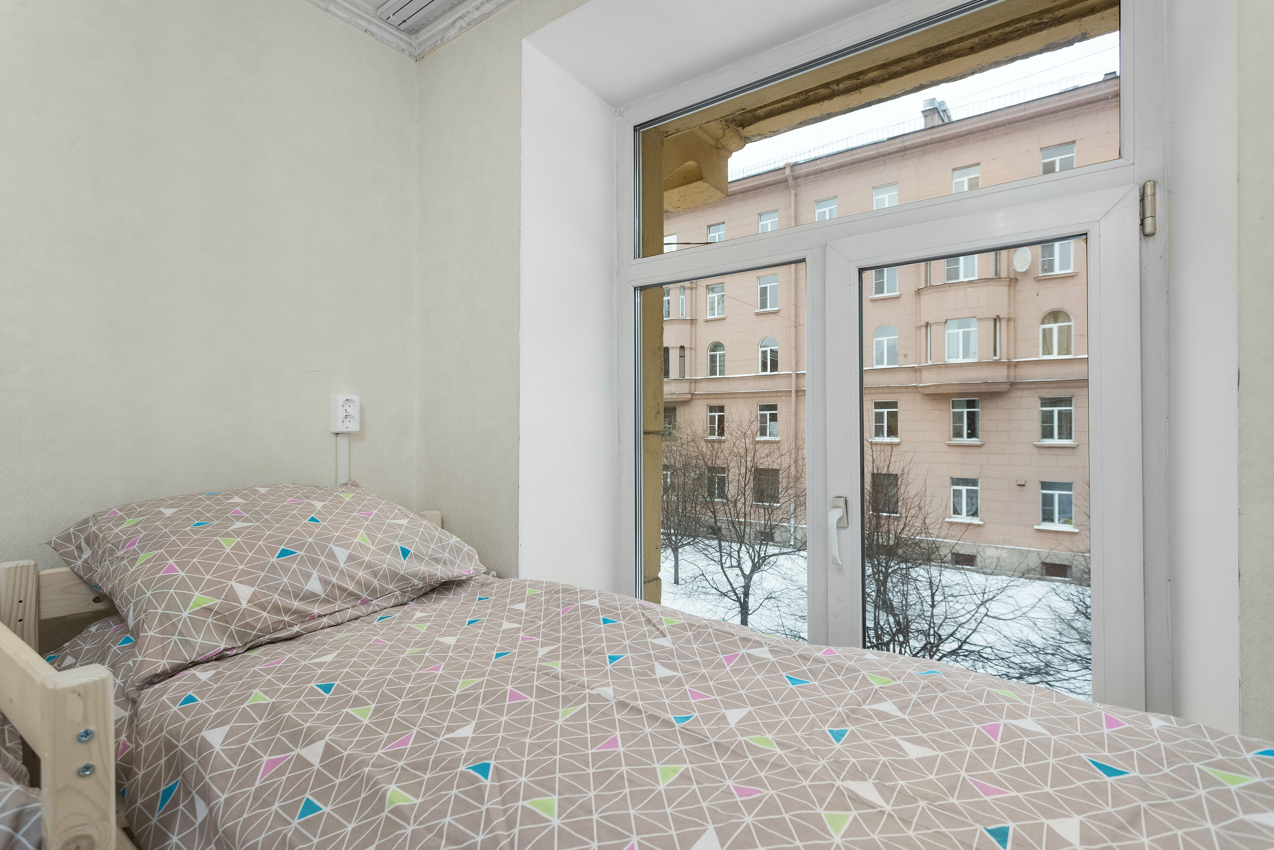 Спальное место на двухъярусной кровати в общем номере для женщин