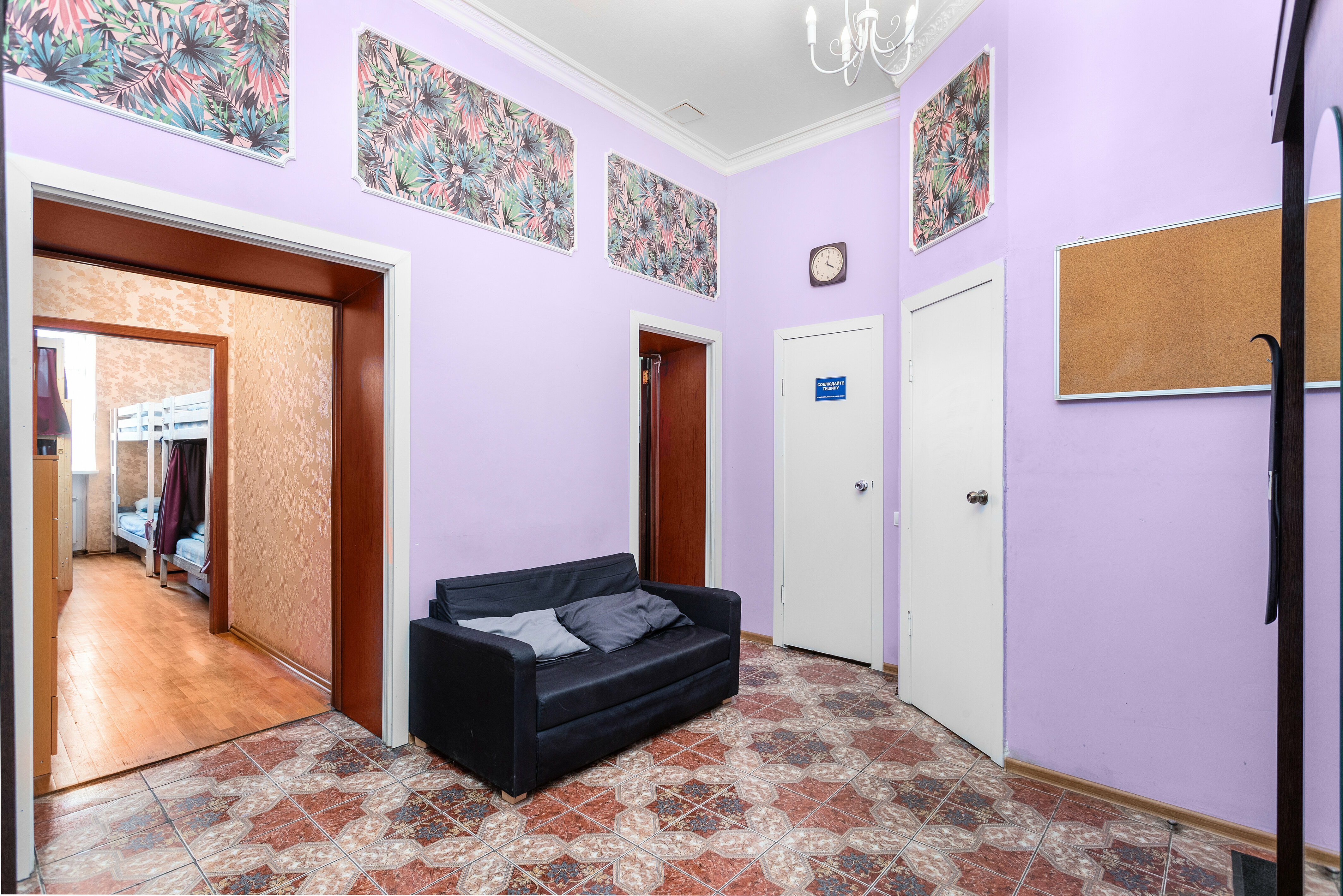 Спальное место на двухъярусной кровати в общем номере для женщин