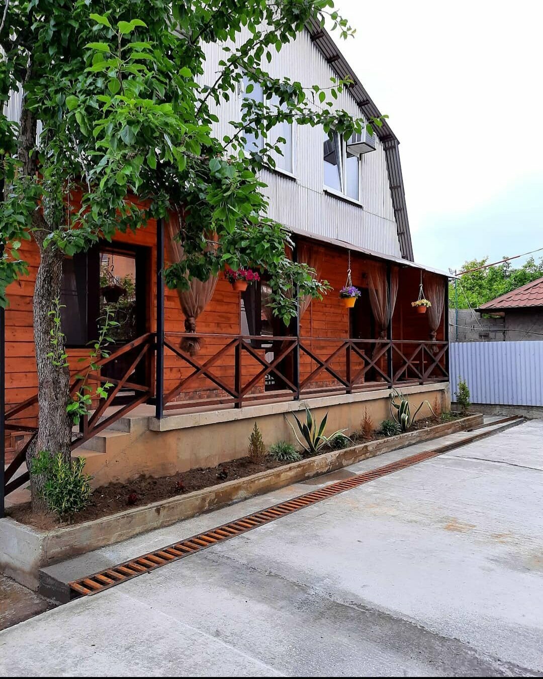 Трехместный номер с видом на горы