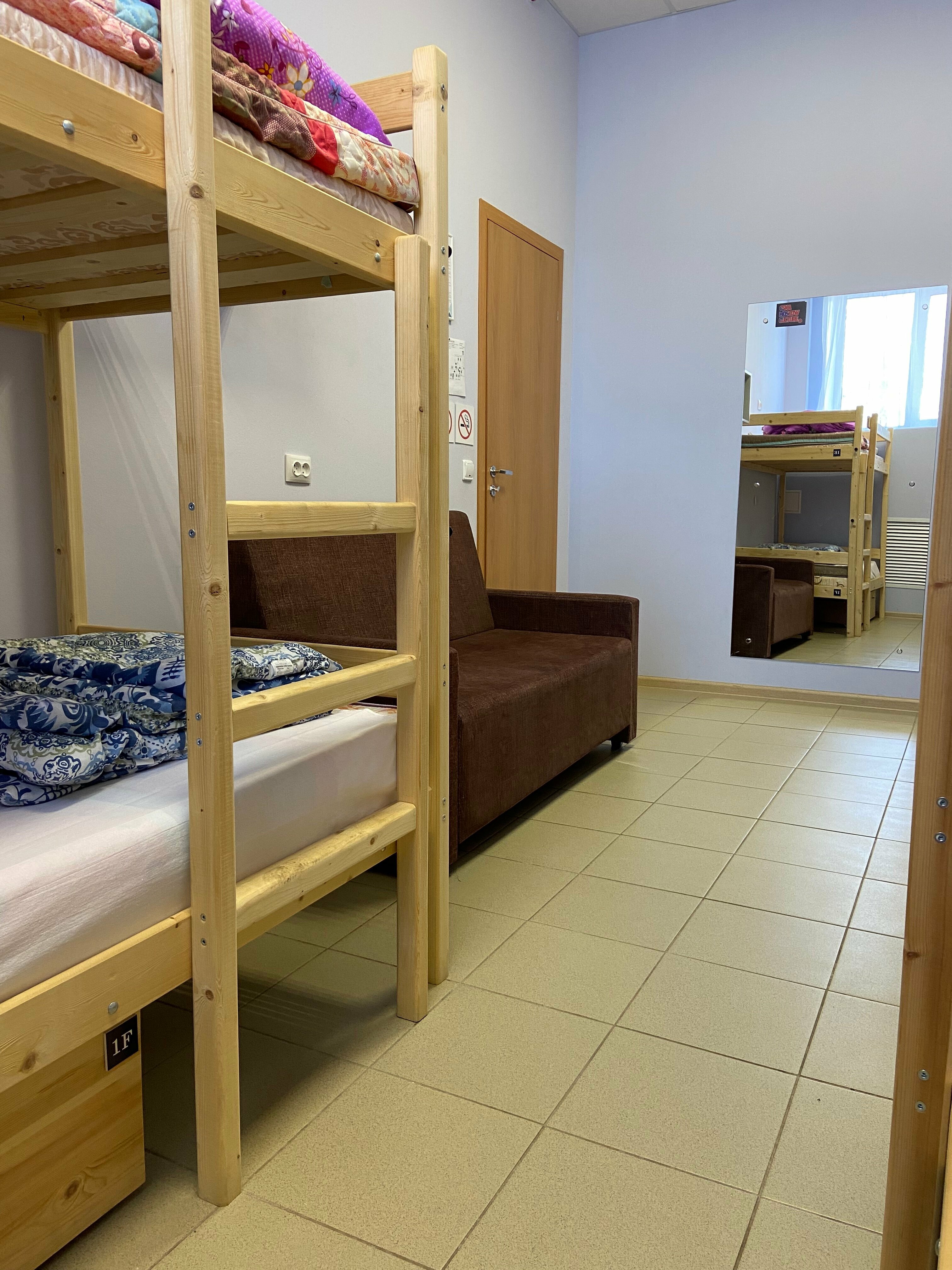 Общий номер для мужчин с 6 кроватями