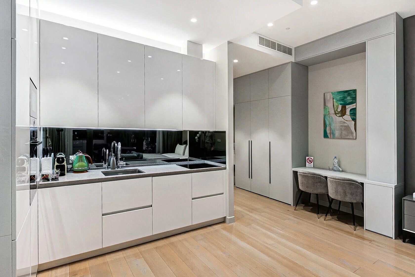 "Sky Suite Studio" — апартаменты-студия с кинотеатром и видом на город с 54-го этажа башни "Нева"