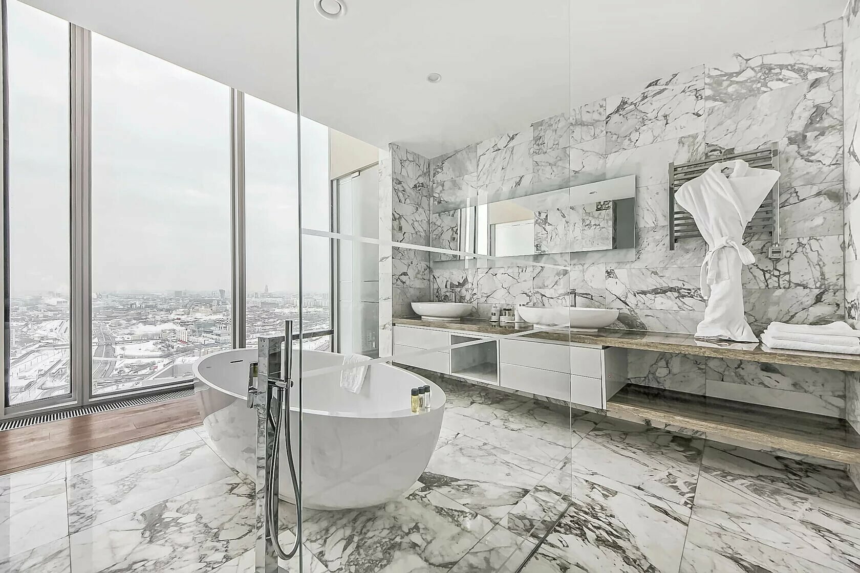 "Sky Grand Lounge" — угловые панорамные апартаменты на 45-м этаже башни "ОКО" с кинотеатром и панорамной ванной.