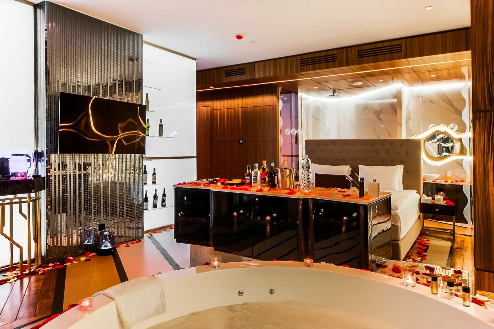 "Sky Sex Room" — апартаменты-студия на 44-м этаже с панорамным джакузи, тропическим душем и дизайнерской подсветкой в башне "Москва"