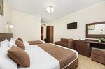 Стандартный трехместный номер с балконом в Leonsia Family Hotel