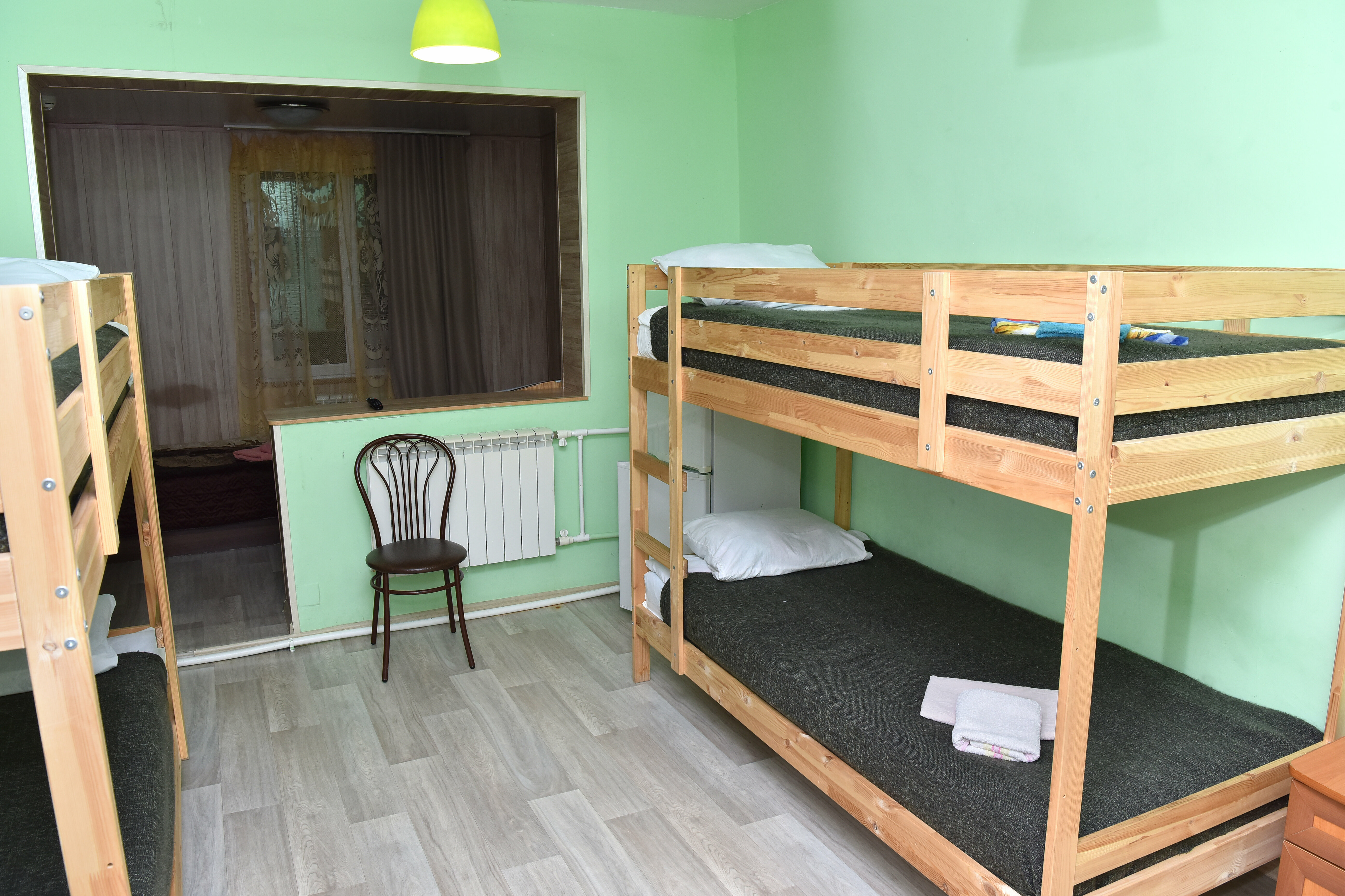 Кровать в общем 6-местном номере для мужчин и женщин