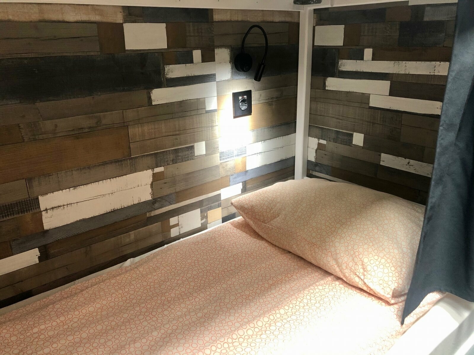 Кровать в общем 6-местном номере для мужчин и женщин