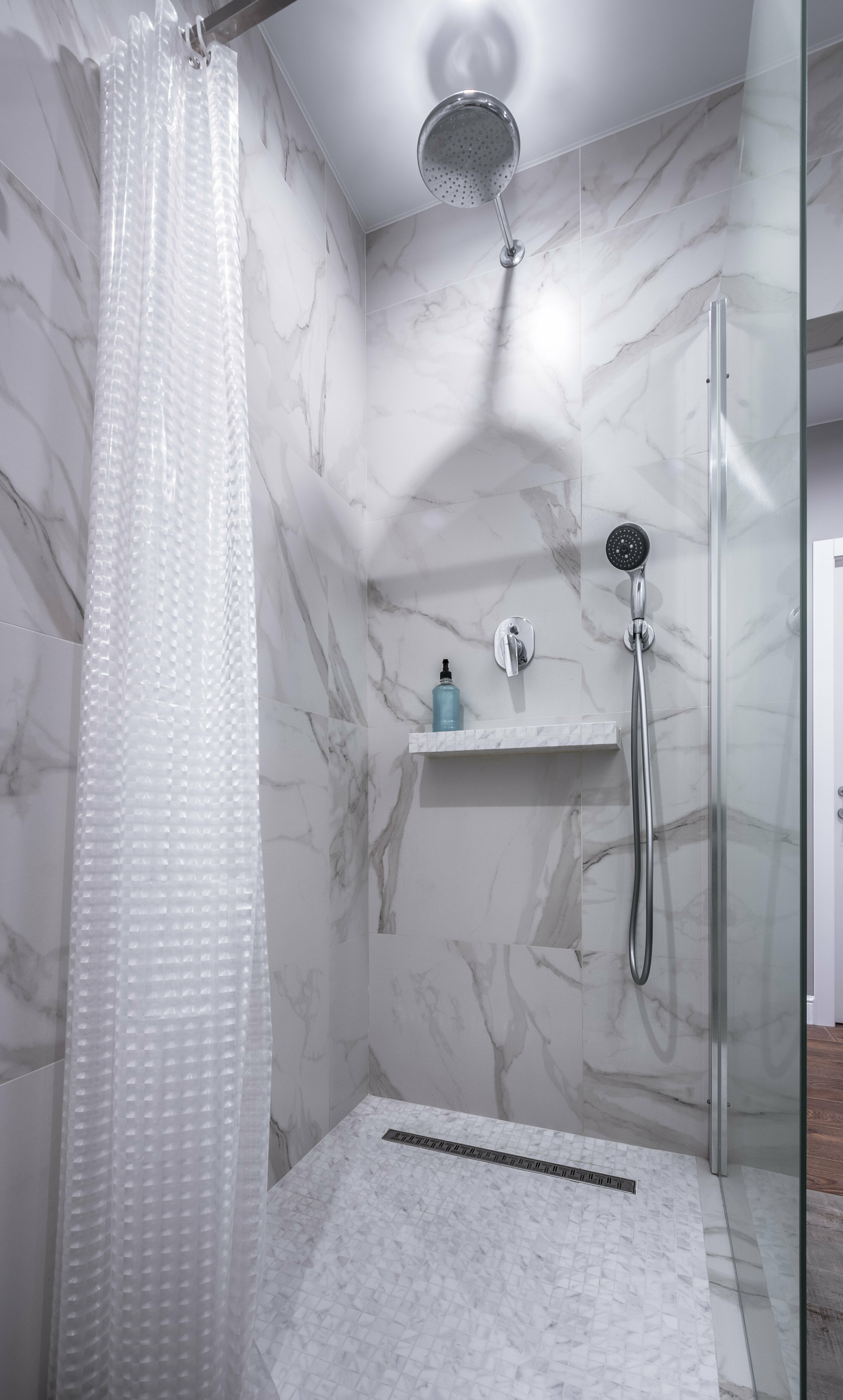 Люкс со спальней и кухней-гостиной, с видом на две стороны (на город и на внутренний дворик)