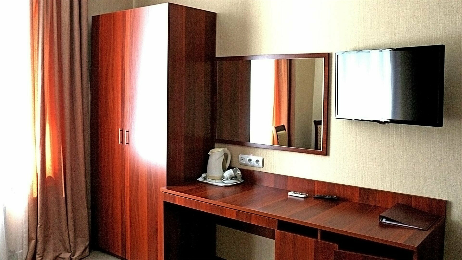 Номер первой категории (с видом на парк с двуспальной кроватью)