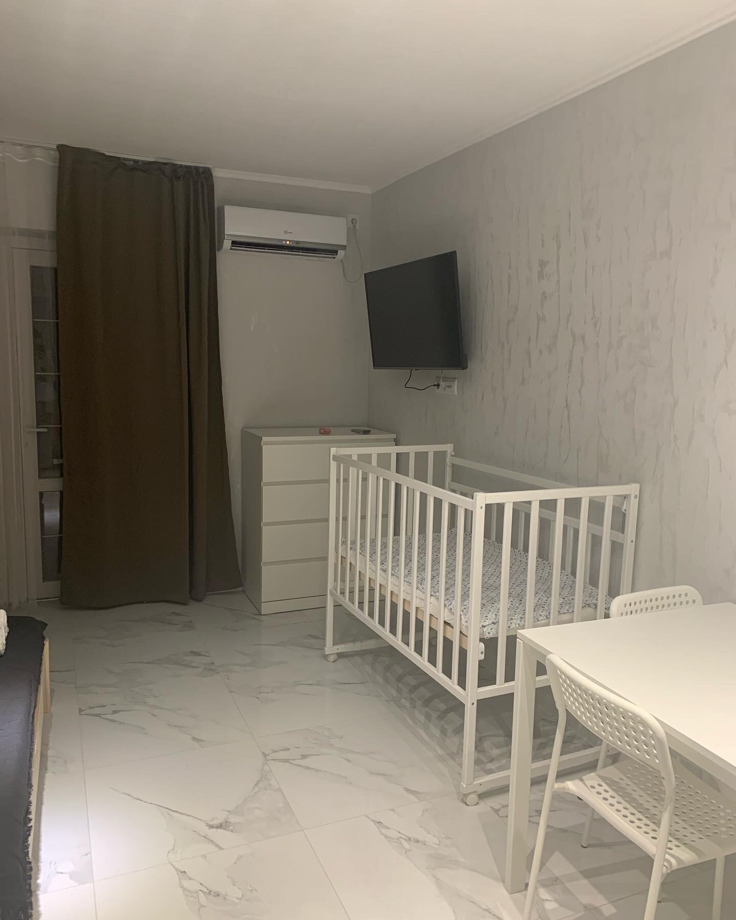 Двухместный номер с двуспальной кроватью и дополнительной кроватью