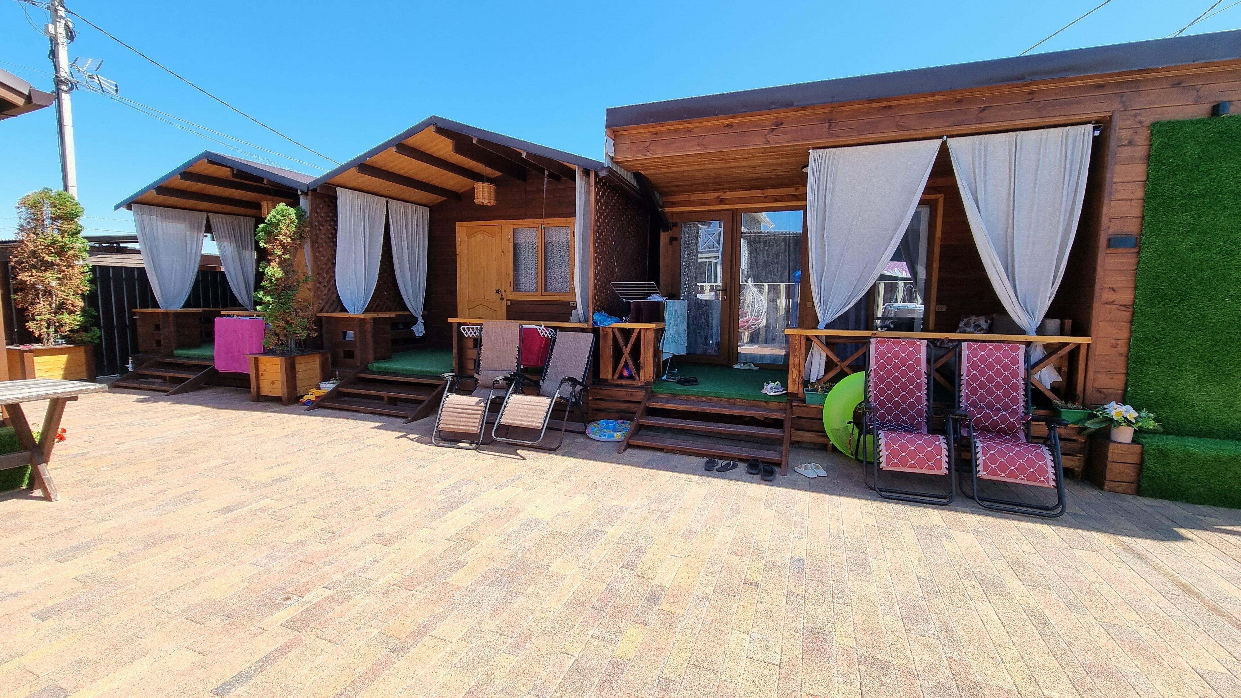 Домики с видом на двор