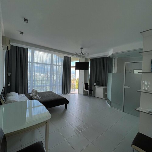 Люкс с видом на горы в Алушта на ладони